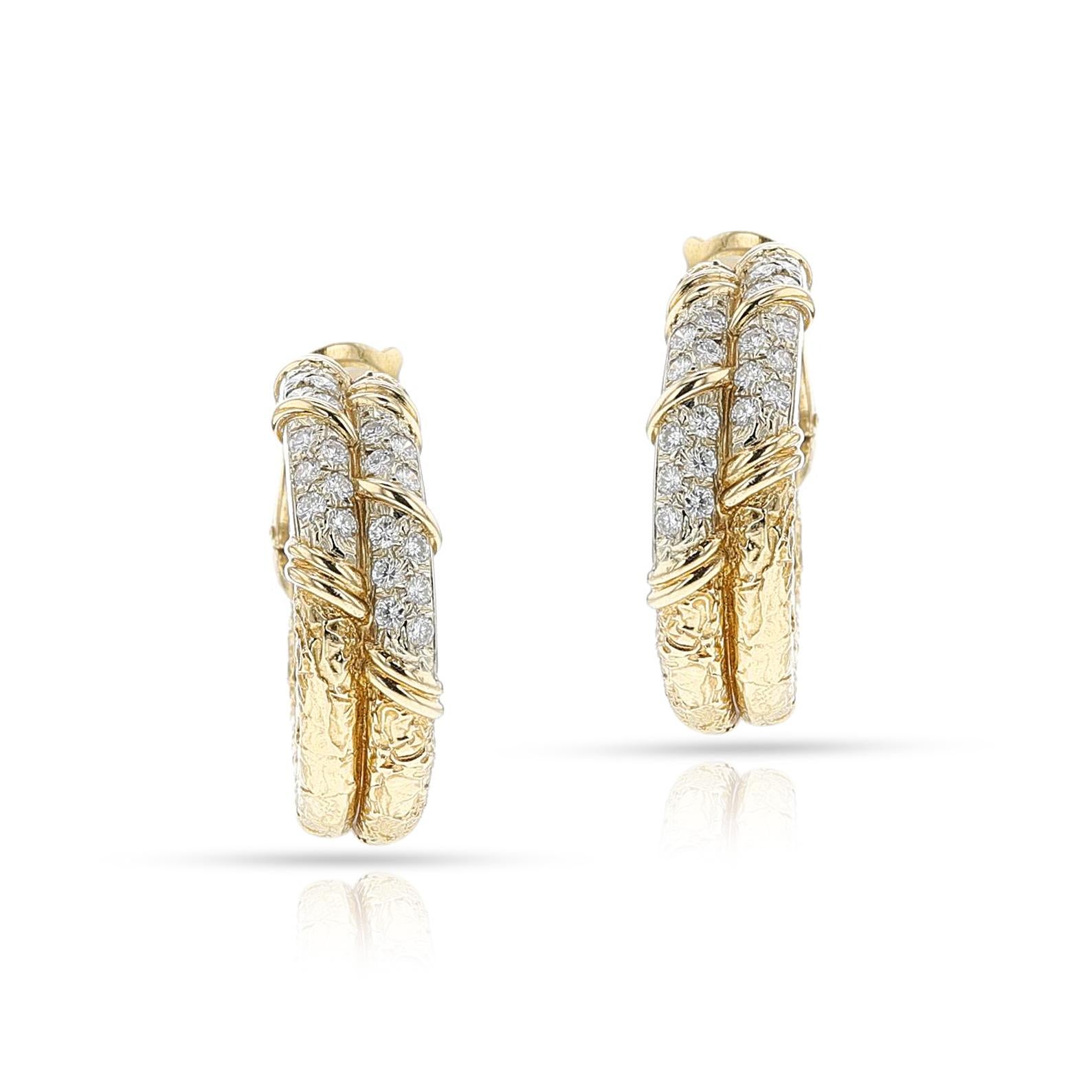 Un paio di orecchini a doppio cerchio in oro 18k e diamanti Van Cleef & Arpels degli anni '70. Questi orecchini hanno uno stile classico con una pesante lavorazione in oro. I cerchi misurano 1,25 pollici. Gli orecchini pesano 35.20 grammi. I