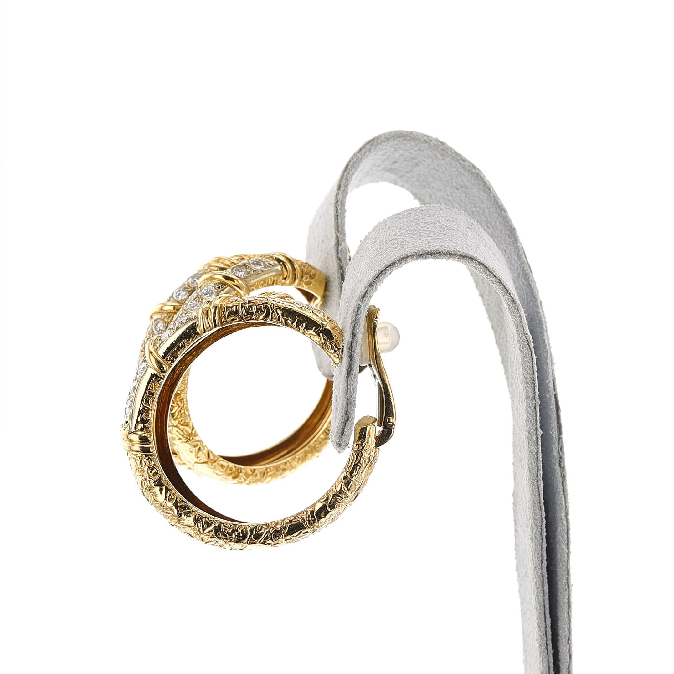 Taglio rotondo Orecchini a doppio cerchio in oro 18k e diamanti di Van Cleef & Arpels degli anni '70 in vendita