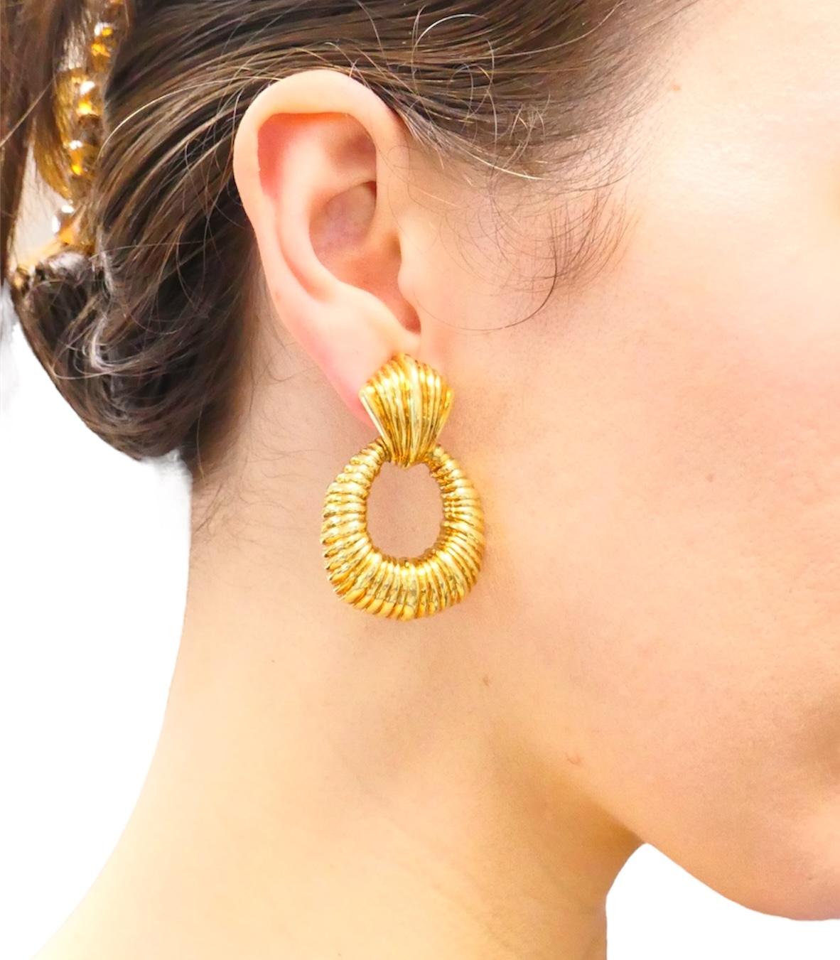Ces boucles d'oreilles Van Cleef & Arpels, datant des années 1970, sont réalisées en or 18 carats et pèsent 37,2 grammes. Mesurant environ 4,45 cm de long et 2,54 cm de large, ils présentent un design intemporel de heurtoir de porte. Les boucles