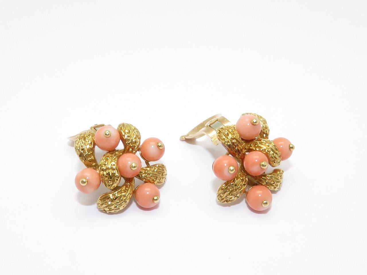 A pair of coral beads and yellow gold earrings.
Signed V.C.A and numbered
French Mark
Circa 1970