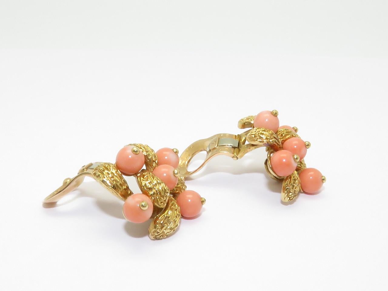 1970s Van Cleef & Arpels Coral Beads Gold Ear Clips In Good Condition For Sale In Beziers, FR
