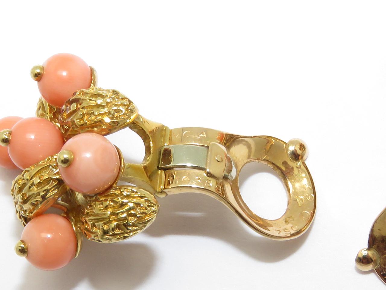 1970s Van Cleef & Arpels Coral Beads Gold Ear Clips For Sale 2