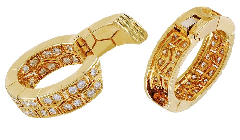 A magnificent pair of 1970's Van Cleef & Arpels earrings adorned with several duos of brilliant-cut diamonds finely crafted in 18k yellow gold inside and out.
Signed Van Cleef & Arpels.
