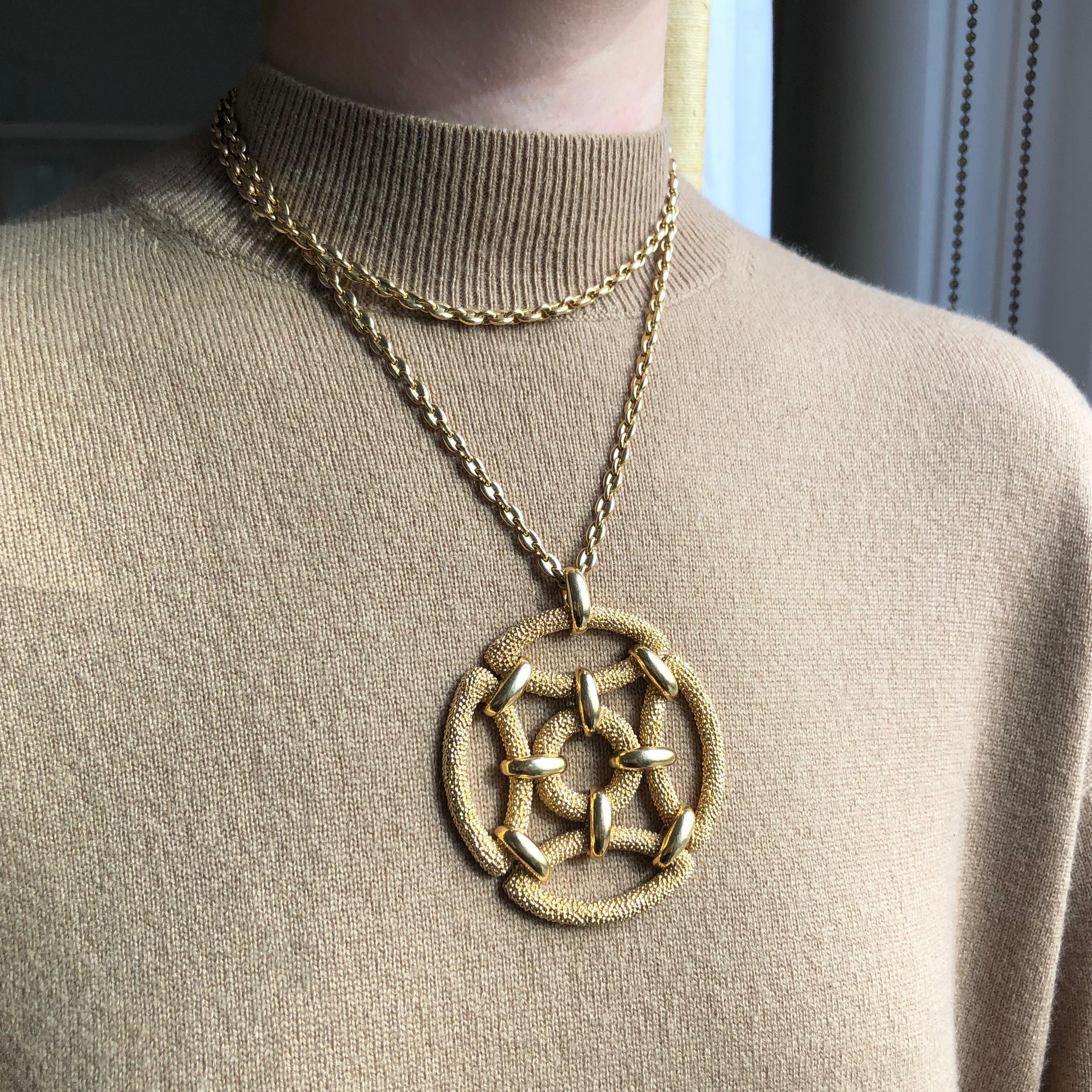 Van Cleef & Arpels Pendentifs en or jaune, années 1970 Unisexe en vente