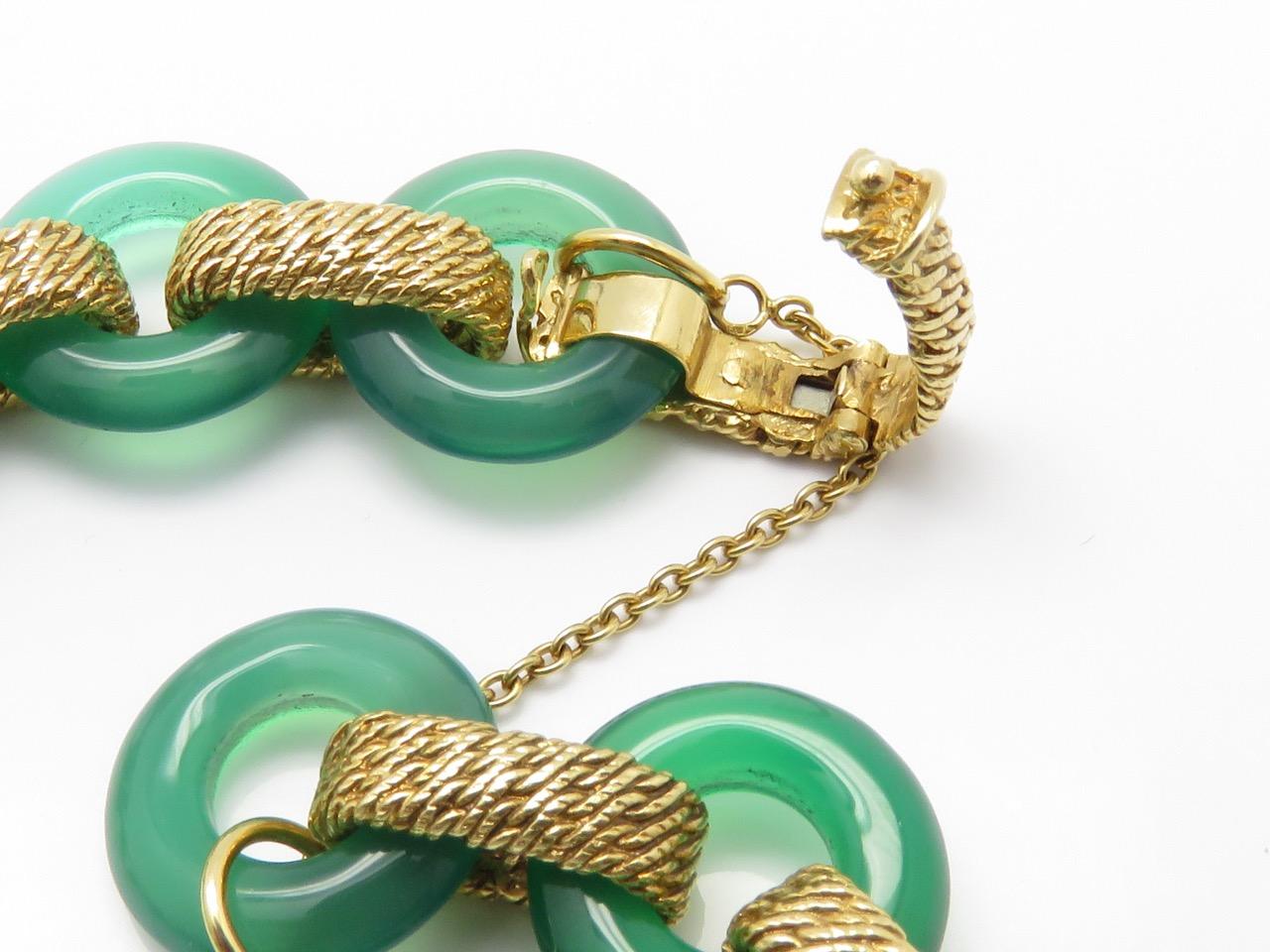 Cabochon 1970s Van Cleef & Arpels Green Agate Gold Bracelet For Sale