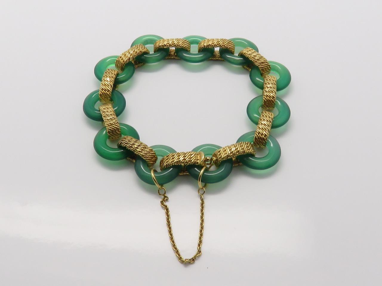 1970s Van Cleef & Arpels Green Agate Gold Bracelet In Excellent Condition For Sale In Beziers, FR