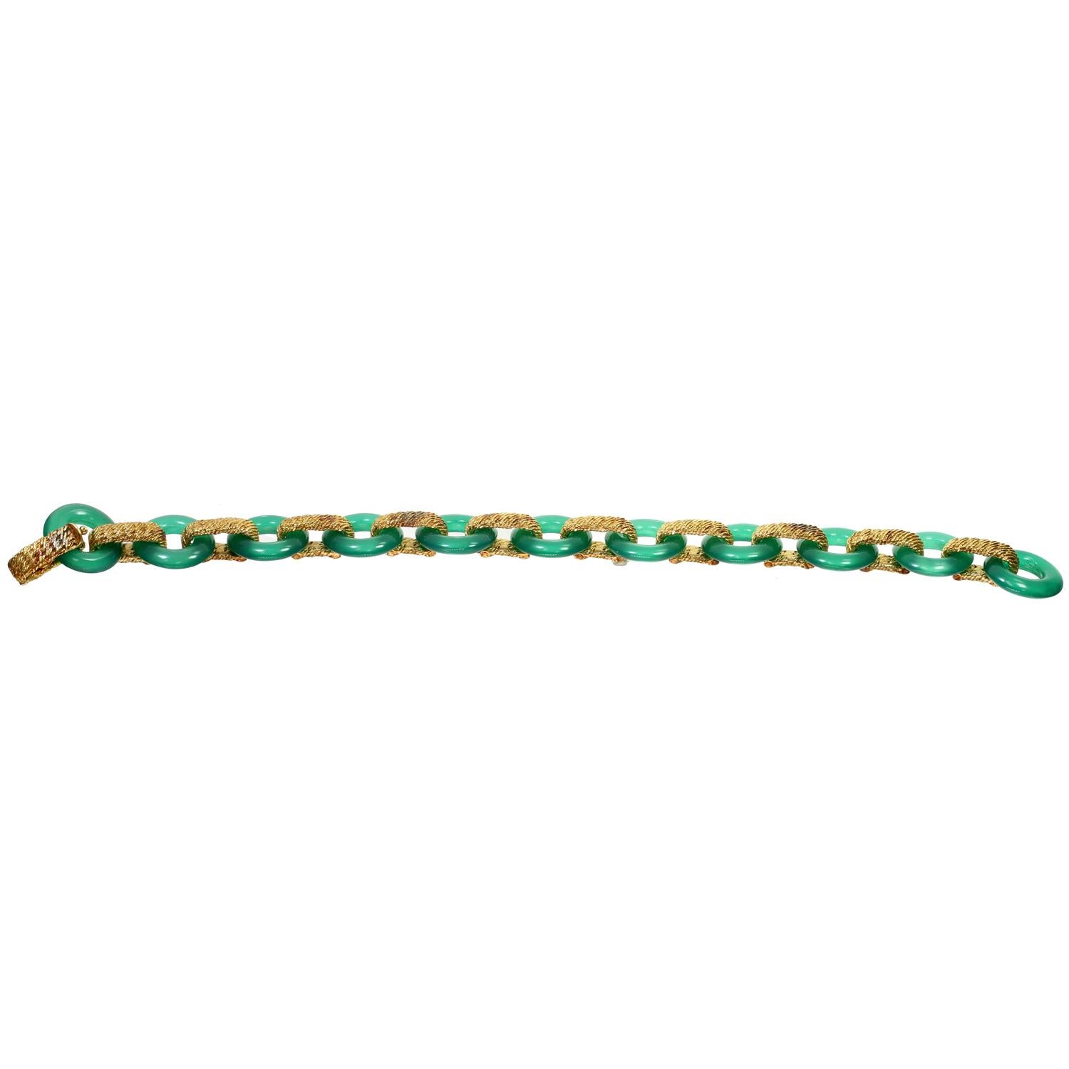 Ce magnifique bracelet vintage Van Cleef & Arpels présente des anneaux ronds en calcédoine verte et des maillons en or jaune texturé 18 carats. Fabriqué en France dans les années 1970. Les ors ont une certaine patine due à l'âge. Mesures : 0.15 mm