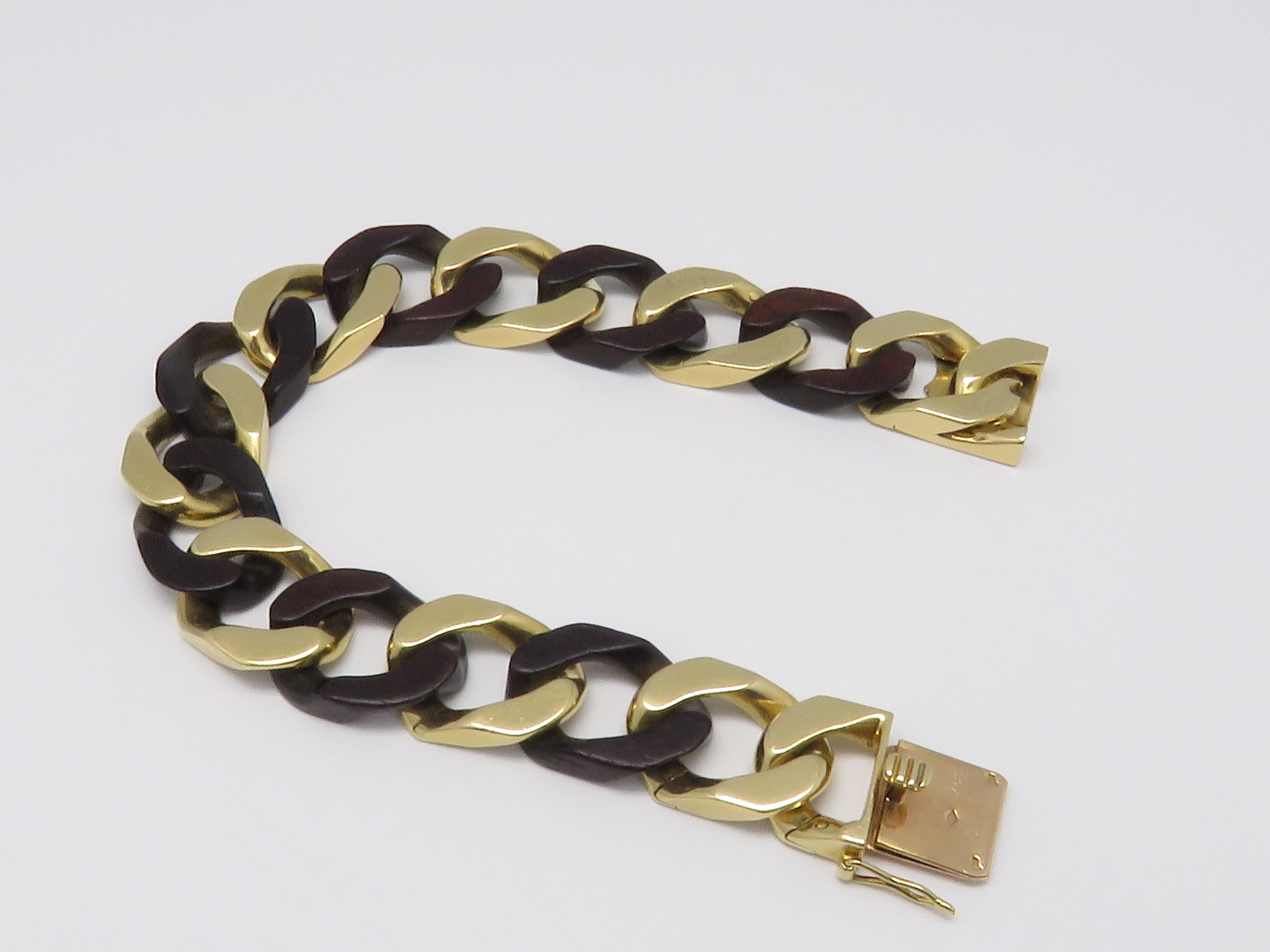 Designed as an alternating series of yellow gold and wood curbed links.

Signed V.C.A and Numbered.

French assay marks.

Measurements:

Width: 0.55 in     Length: 7.48 in        Weight: 58.36 grams
