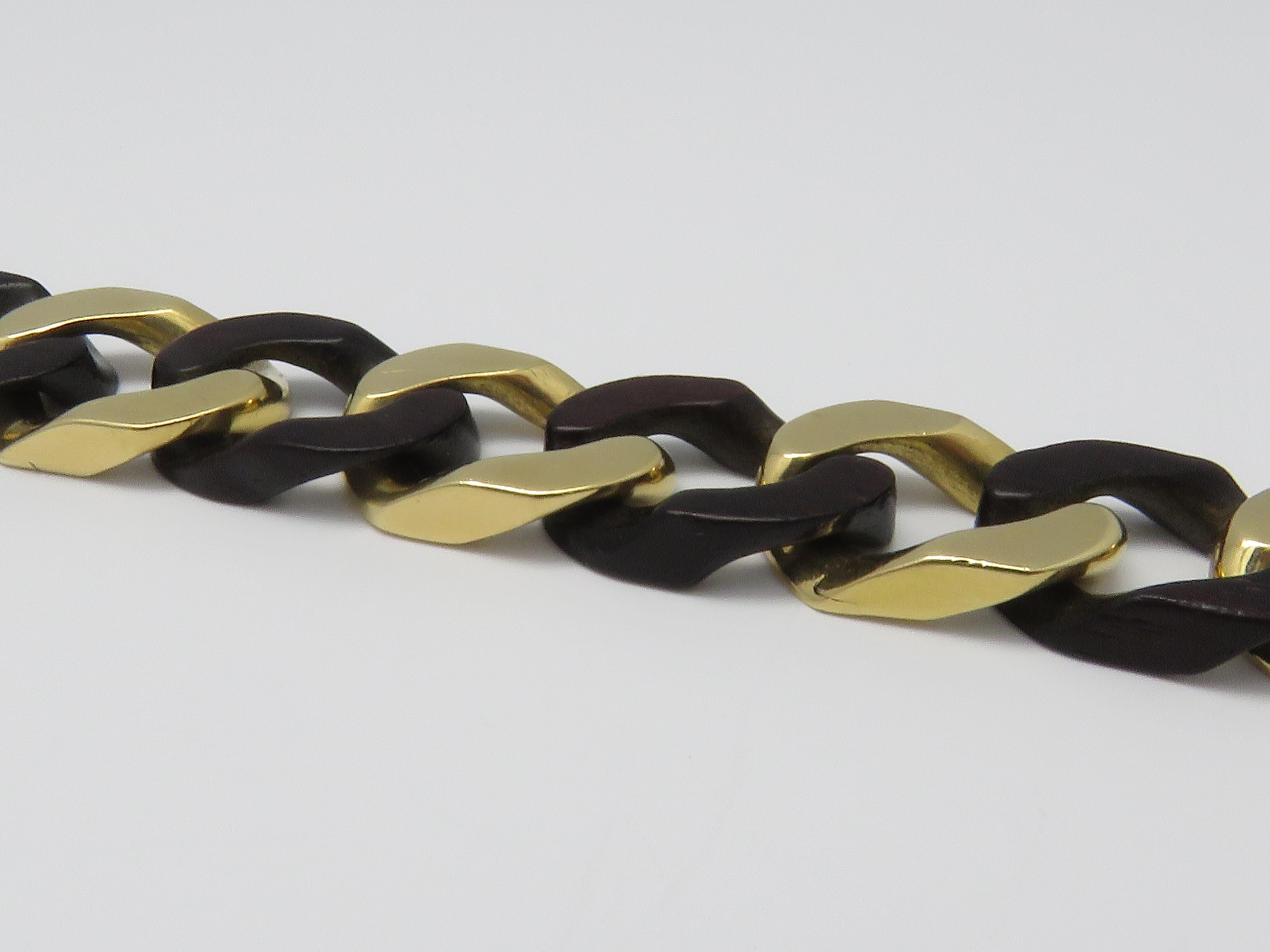 1970s Van Cleef & Arpels Yellow Gold Wood Curb Link Bracelet In Good Condition For Sale In Beziers, FR