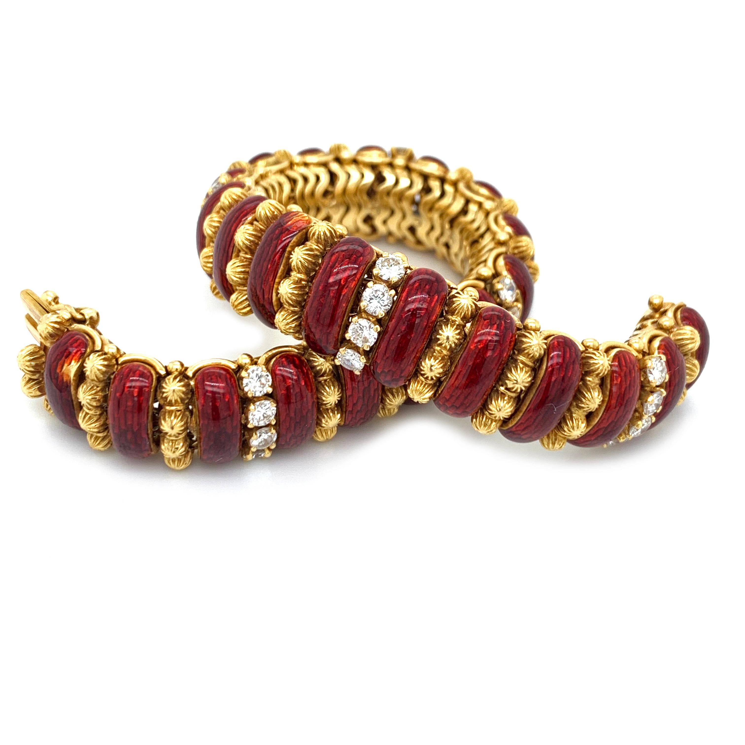A, beautiul and timeless Van Cleef & Arpels bracelet. From, the 1970's we have a beautiful 7.2