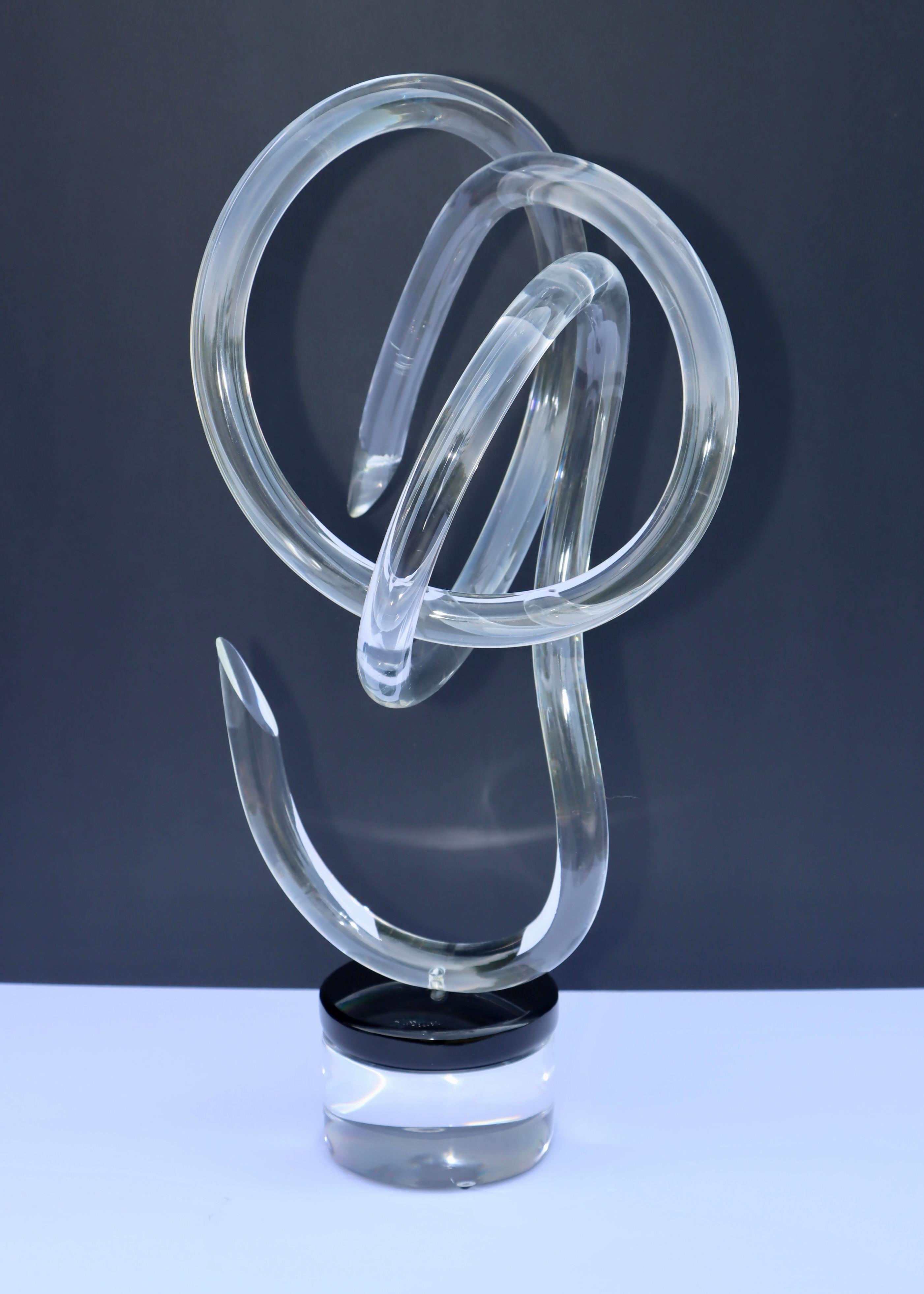 1970er Jahre verdrehte Lucite-Tischskulptur von Van Teal, in Vintage-Originalzustand mit einigen alters- und gebrauchsbedingten Abnutzungserscheinungen und Patina, hergestellt aus einem einzigen Stück Lucite auf einem schwarzen und klaren Sockel.