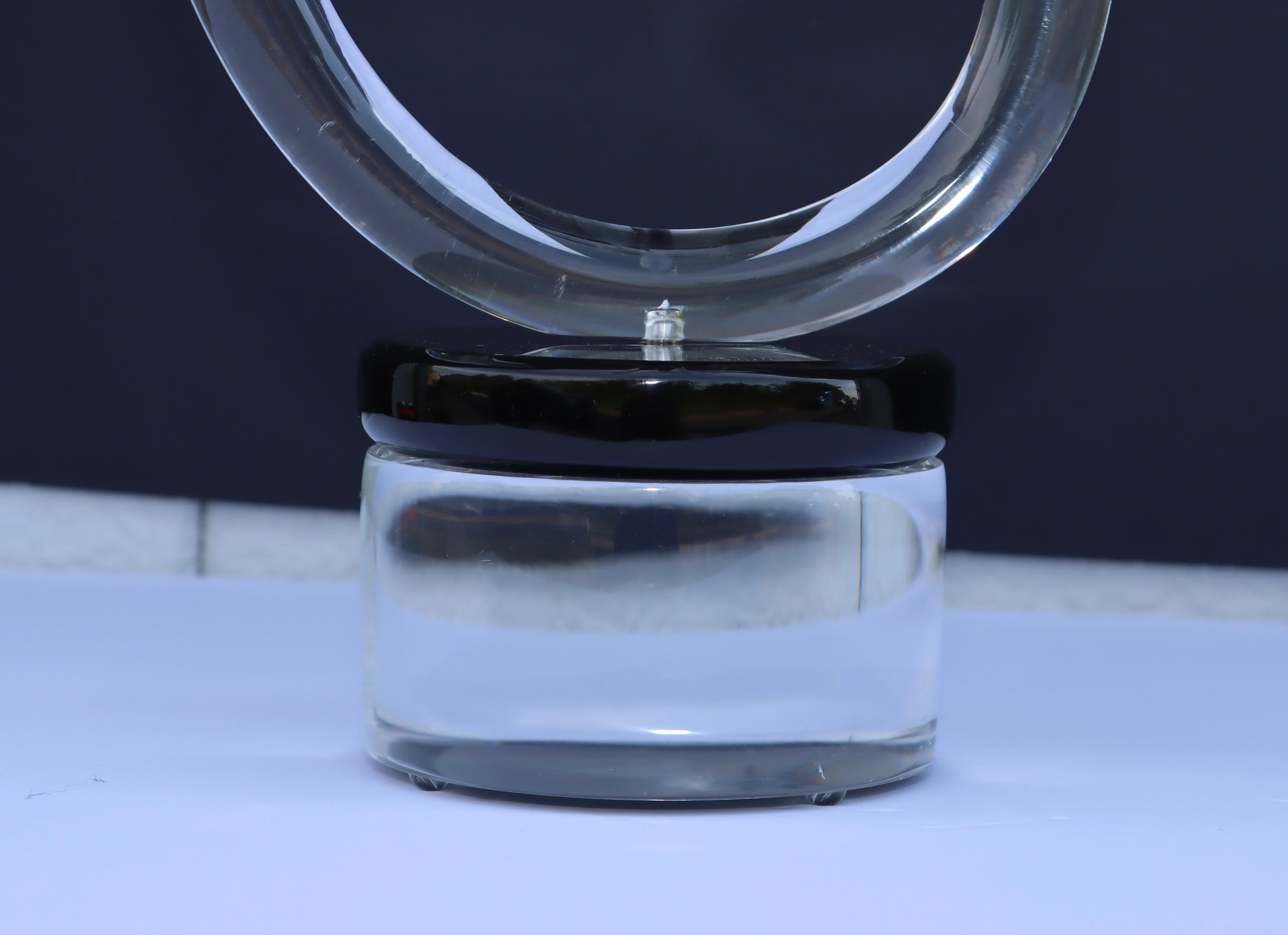 1970's Van Teal Verdrehte Lucite Tisch Skulptur (Ende des 20. Jahrhunderts) im Angebot