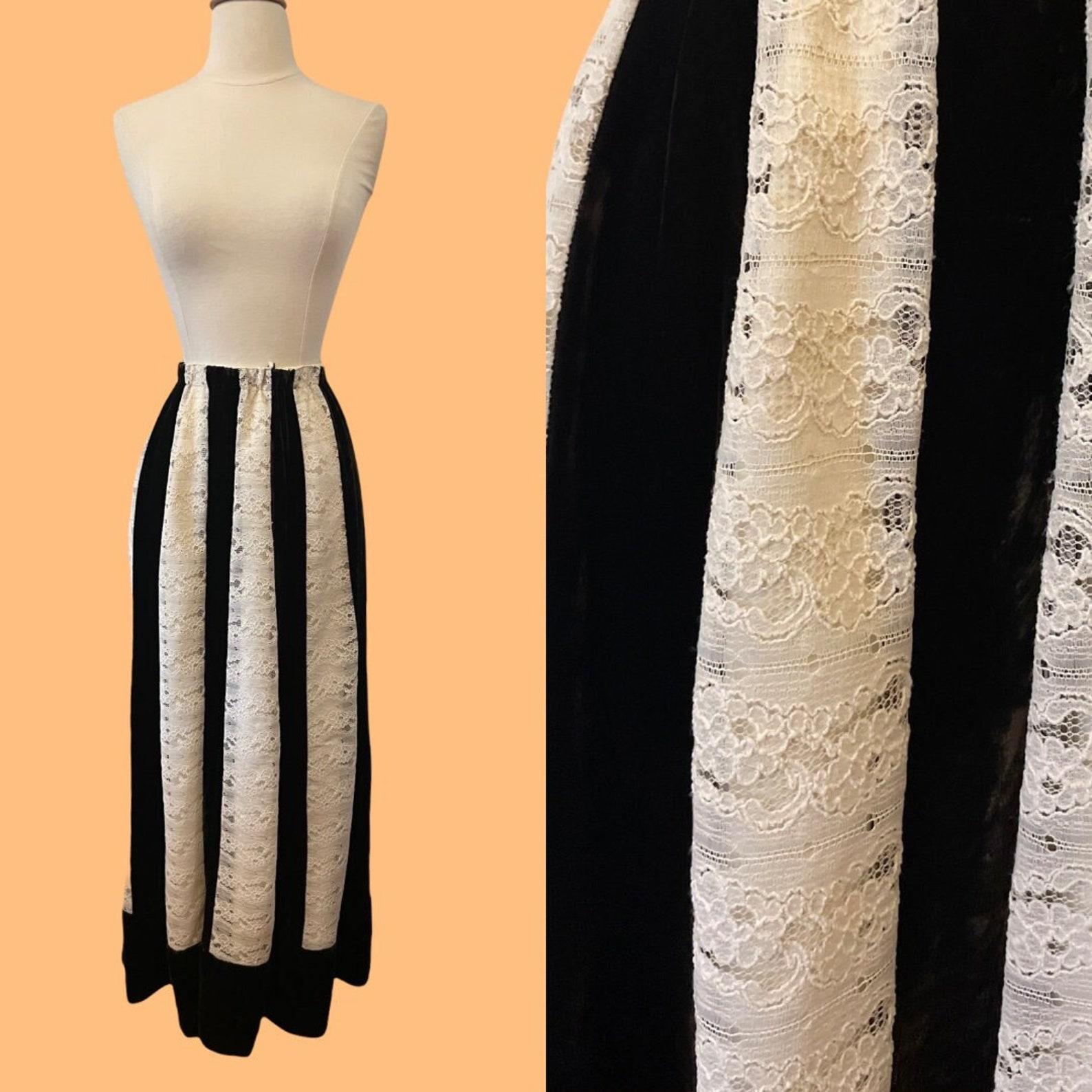 vintage 70s dark chocolate & cream maxi skirt. alternating panels of velvet and lace. elastic waist. skirt is lined. dry cleaned.

✩ This is an amazing skirt!

Circa 1970s
No Label
Brown & Ivory
Velvet and Lace
Excellent Condition. an area of