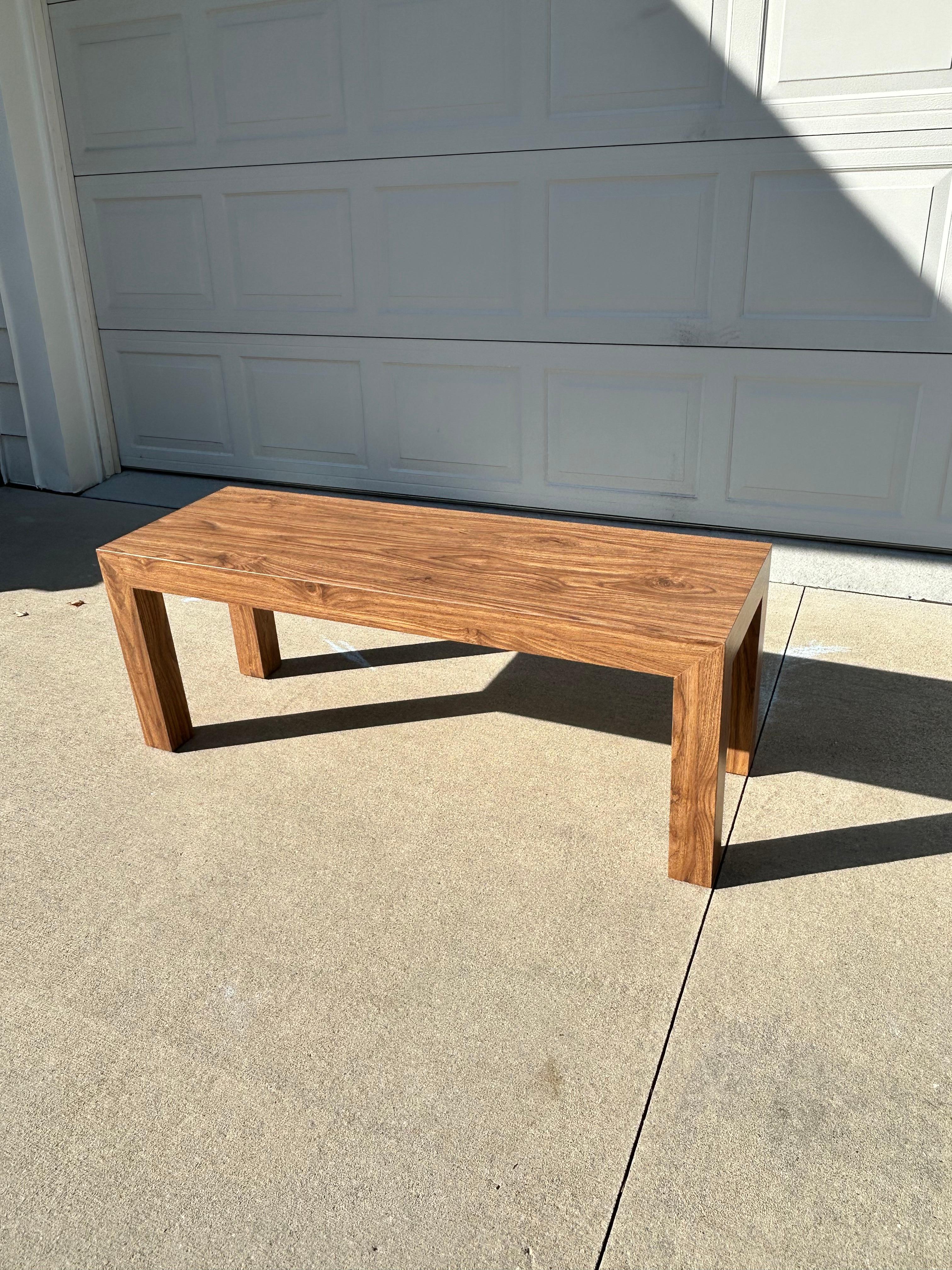 Banc de Parsons au design minimaliste des années 1970 Mid-Century Modern.  Comme vous pourrez le constater sur les photos, ce banc est en excellent état.  Il ne s'agit pas d'un banc en bois massif, car le plateau est plaqué sur un panneau de