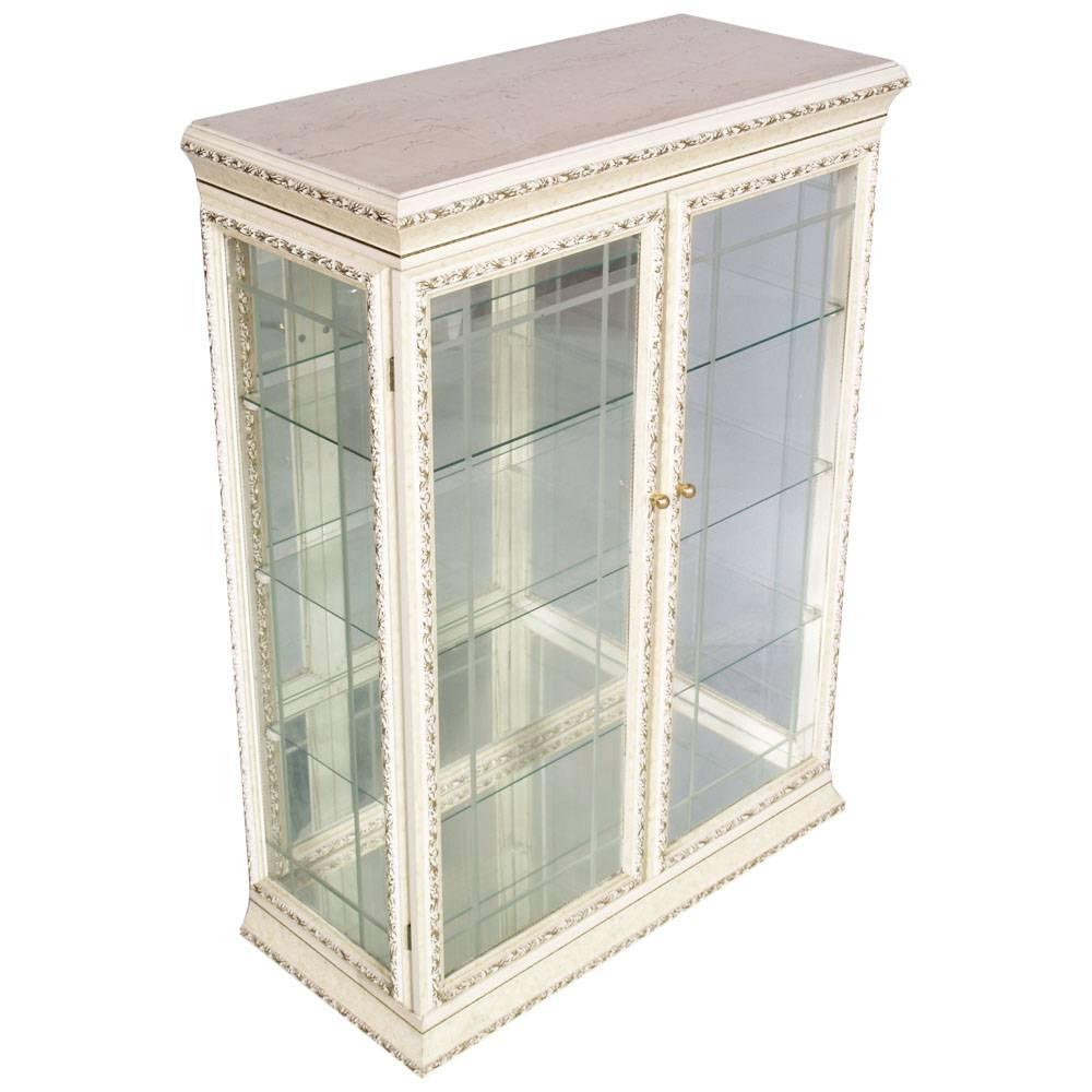 1970s Venetian exhibitor showcase in carved solid wood structure and with rosy marble top, two glazed doors, three internal glass shelves and a mirror lower shelf. Decorated in pastel white, pink and golden tones. Excellent conditions. 
The display