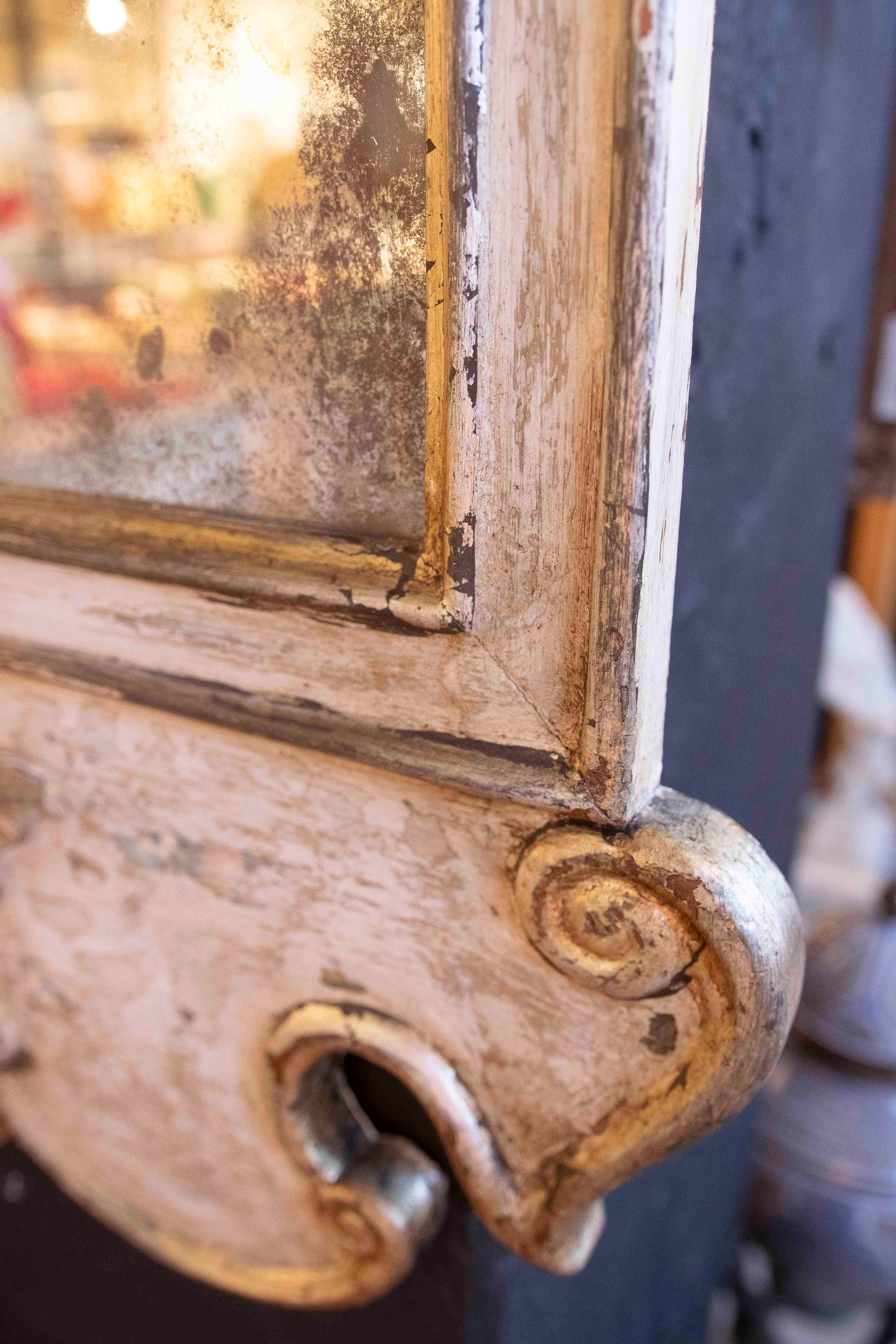 1970s Venetian-Style Mirror with Carved and Gilded Frame For Sale 4