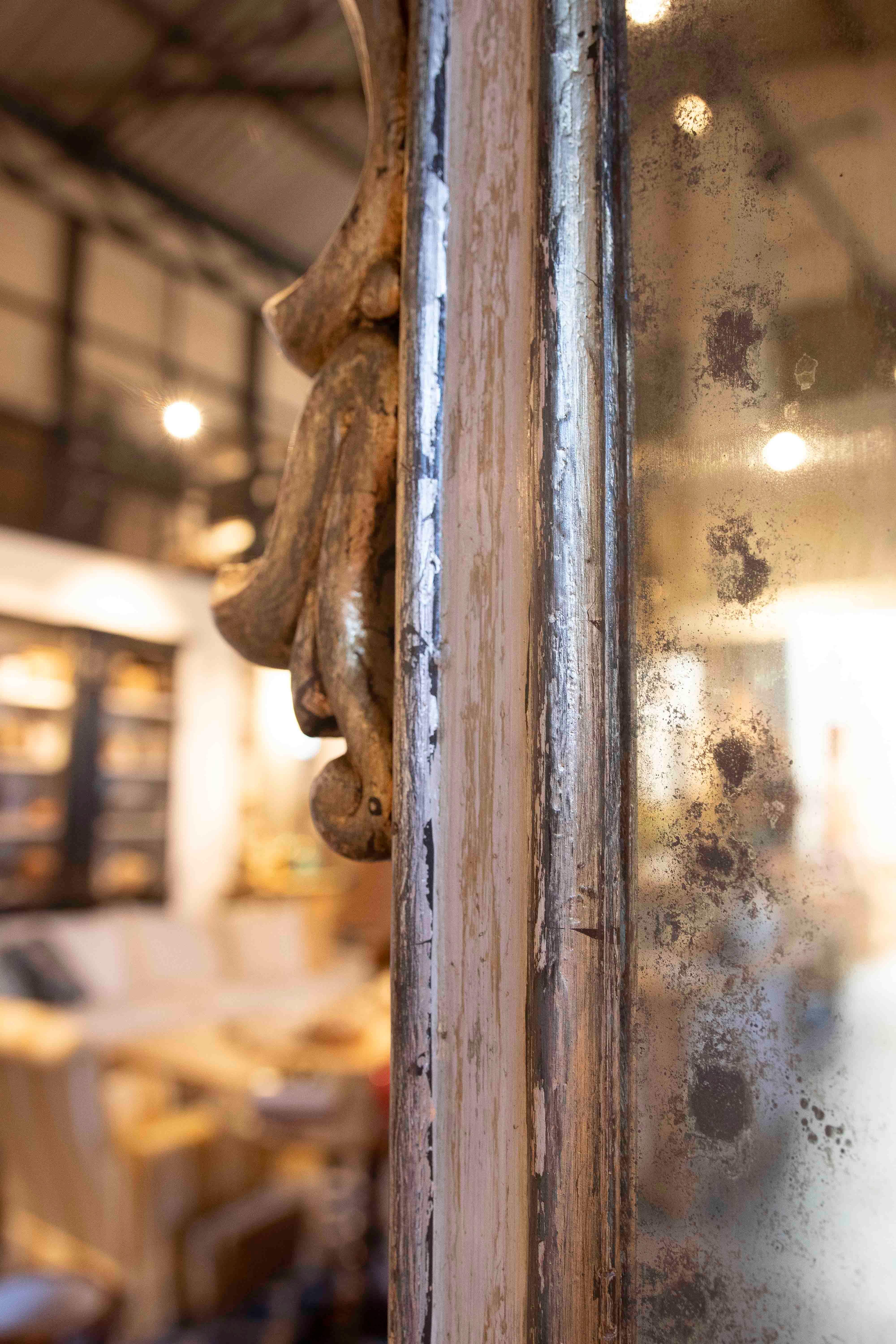 1970s Venetian-Style Mirror with Carved and Gilded Frame For Sale 6