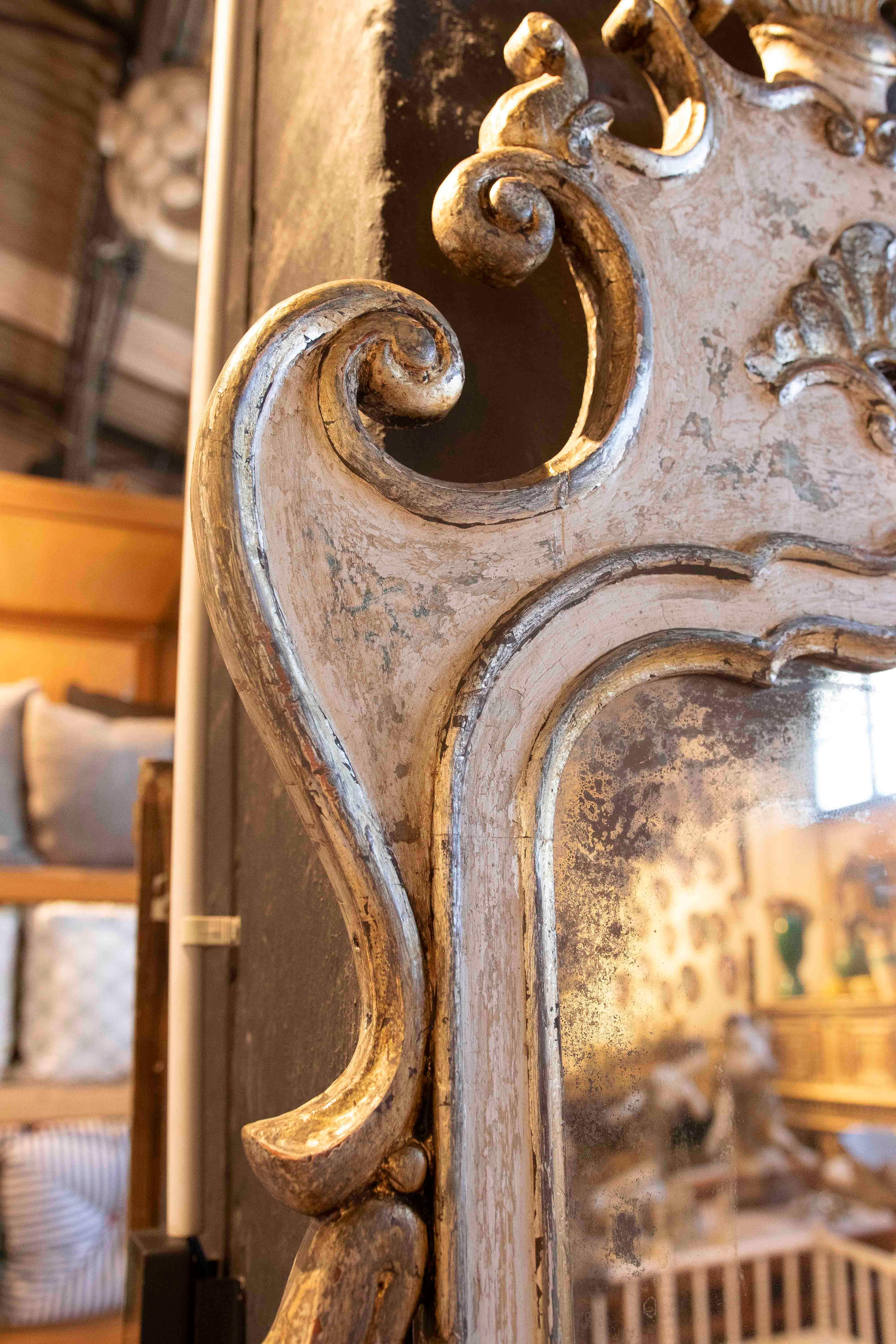 1970s Venetian-Style Mirror with Carved and Gilded Frame In Good Condition For Sale In Marbella, ES