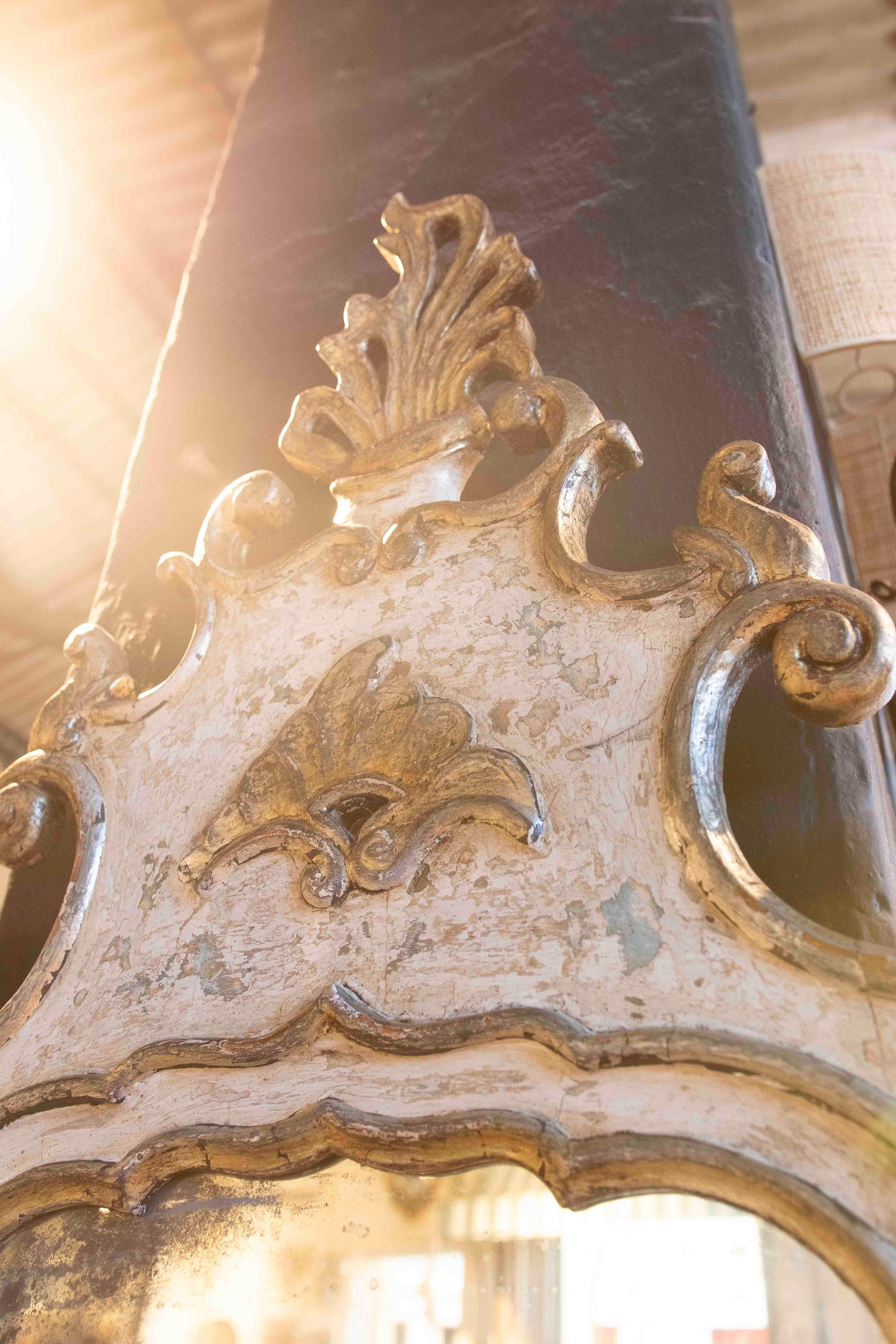 1970s Venetian-Style Mirror with Carved and Gilded Frame For Sale 2