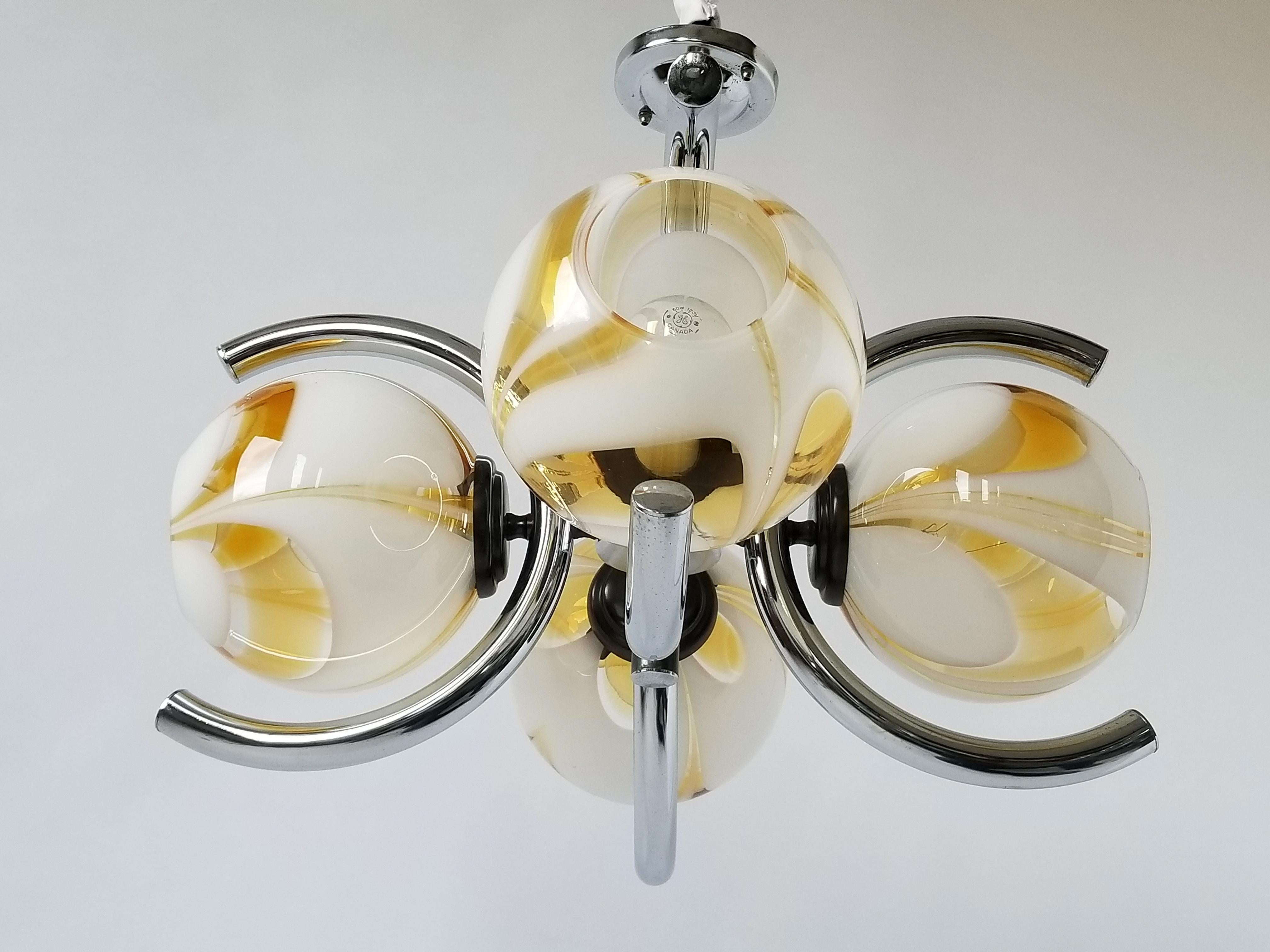 1970s Venini Style Glass Shade on a Four-Arm Chandelier, Italy In Good Condition In St- Leonard, Quebec