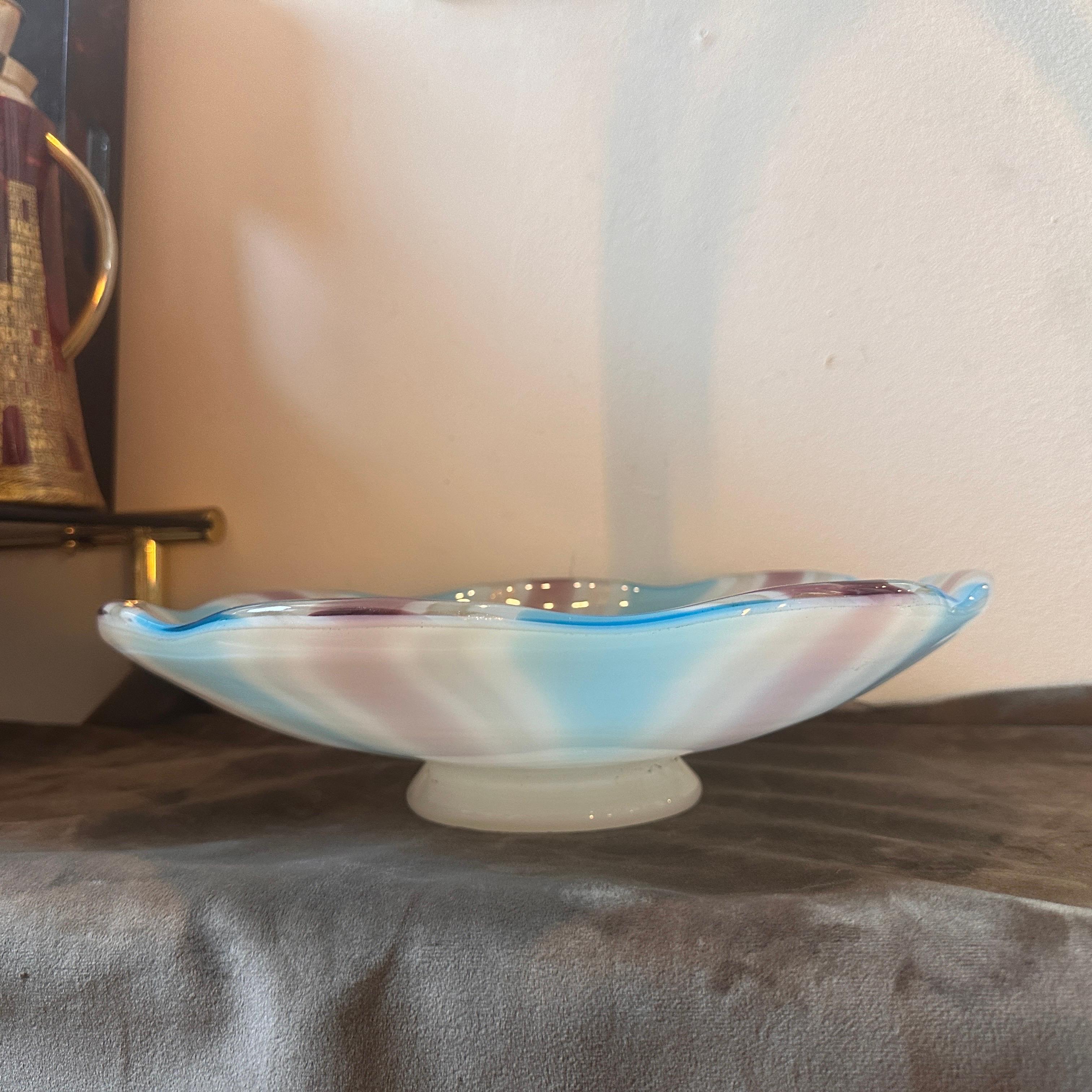 20ième siècle 1970 Venini style Mid-Century Modern Striped Murano Glass Round Bowl (bol rond en verre de Murano rayé) en vente