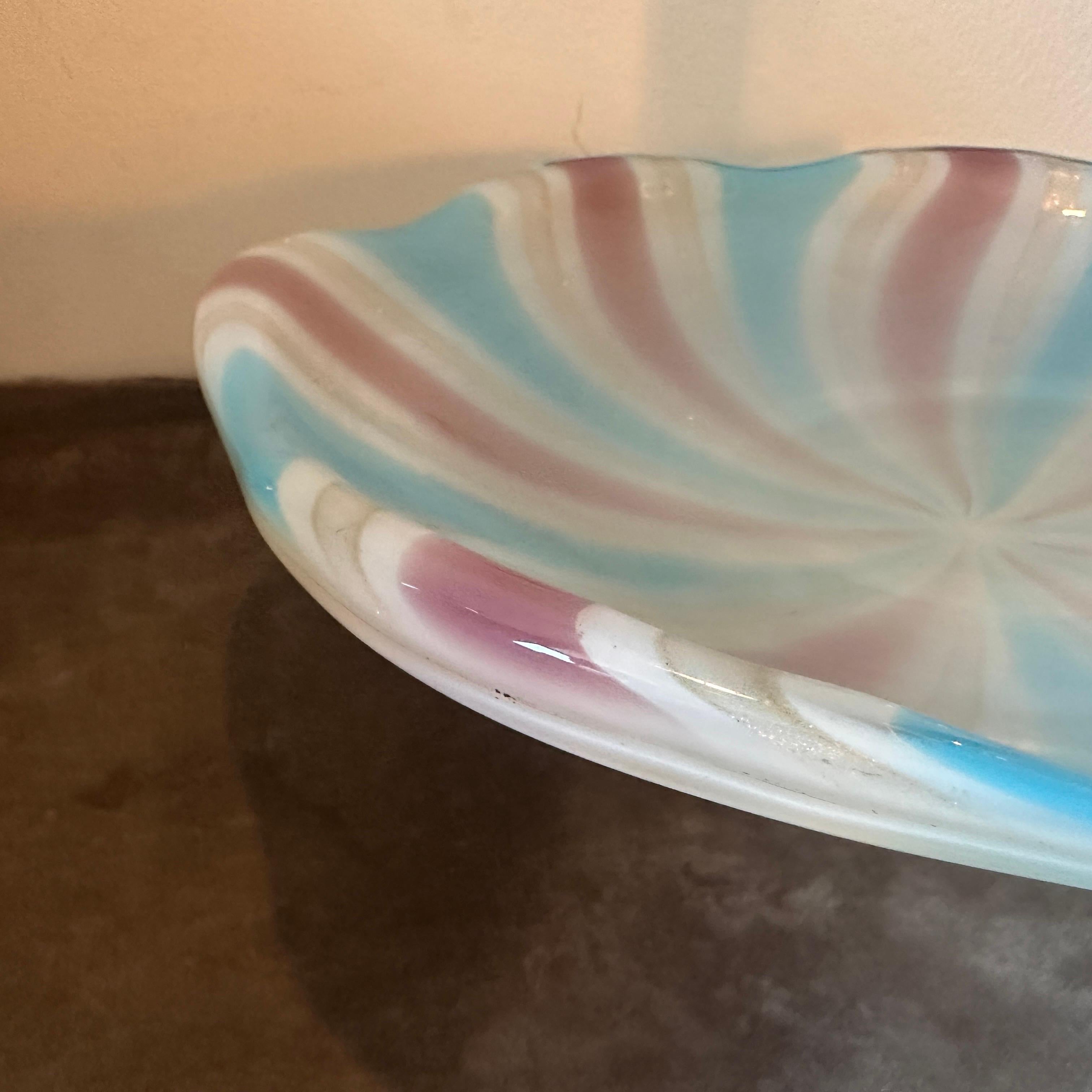 Vetro di Murano Ciotola rotonda in vetro di Murano a righe in stile Mid-Century Modern di Venini degli anni '70 in vendita