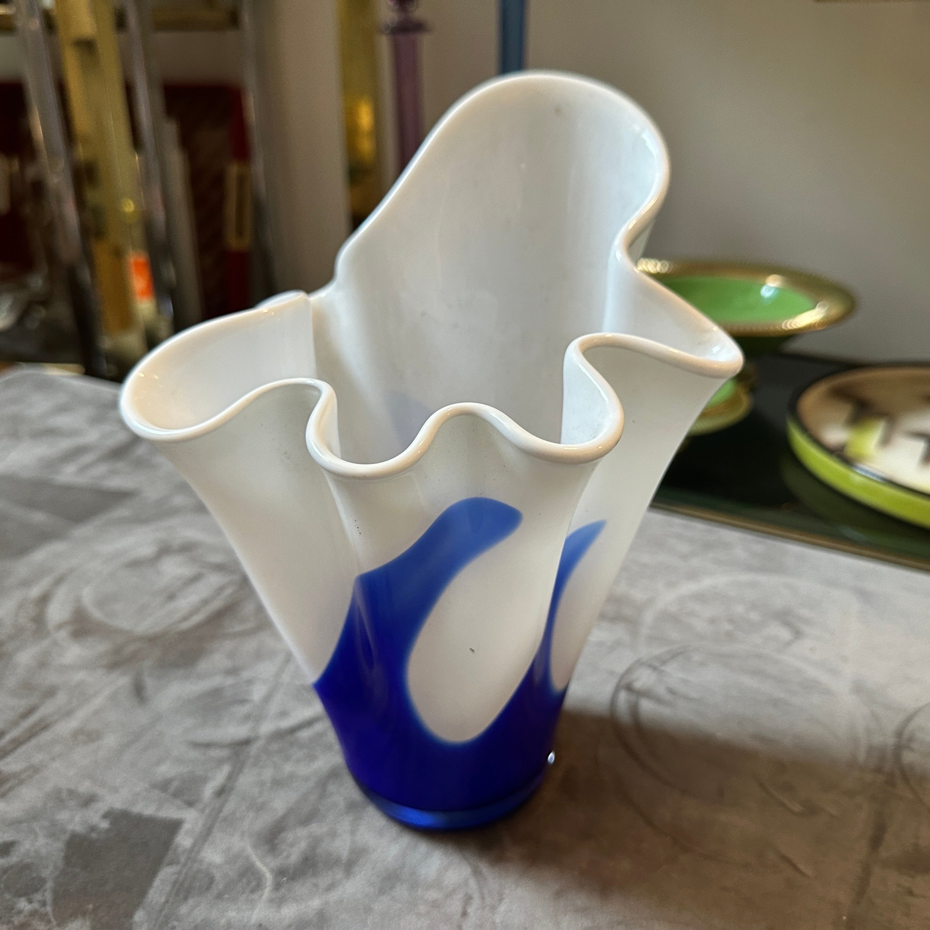 Vaso Fazzoletto in vetro di Murano bianco e blu, realizzato a mano a Venezia alla maniera di Venini. Il vaso si ispira allo stile 