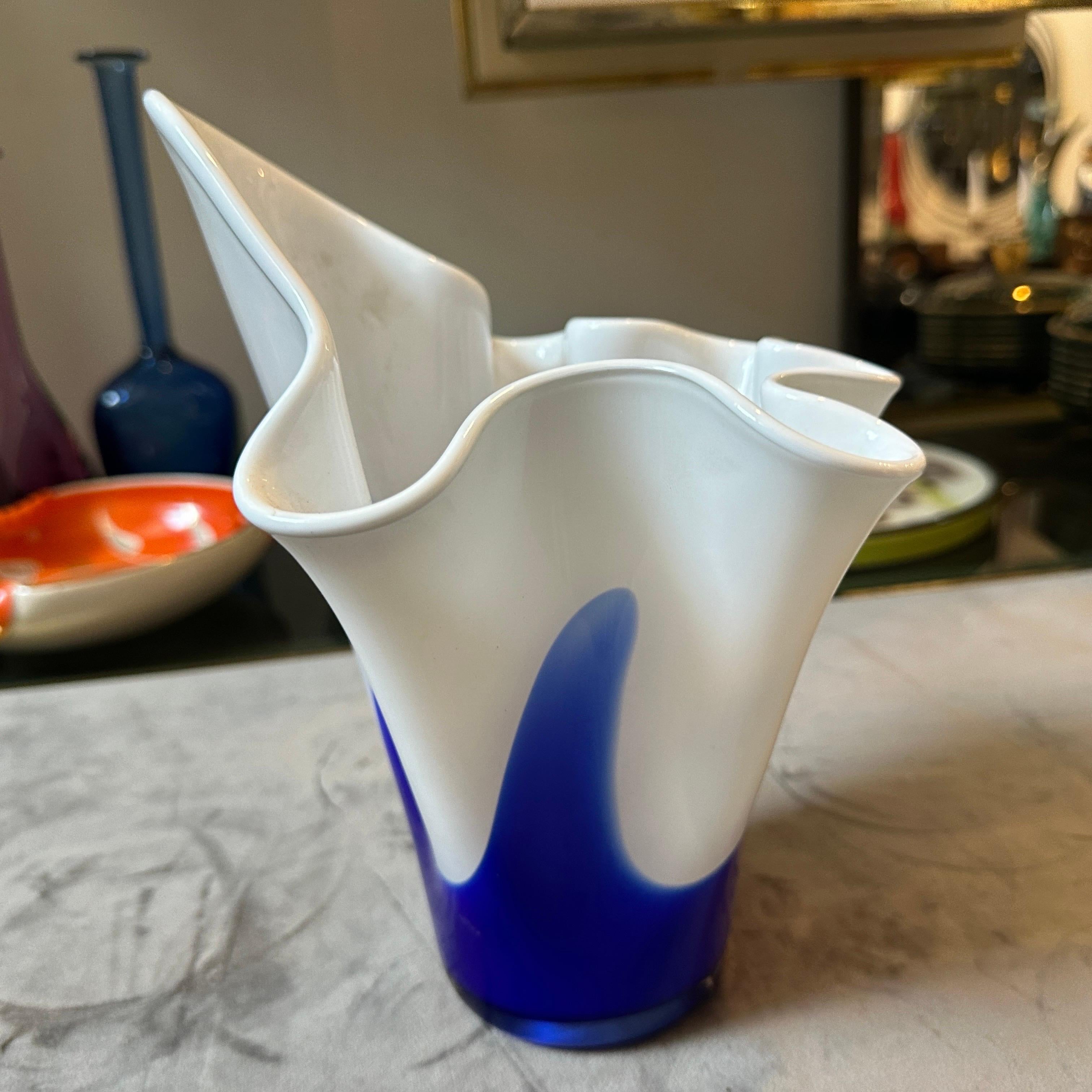 Moderno Vaso Fazzoletto in vetro di Murano bianco e blu in stile modernista di Venini degli anni '70