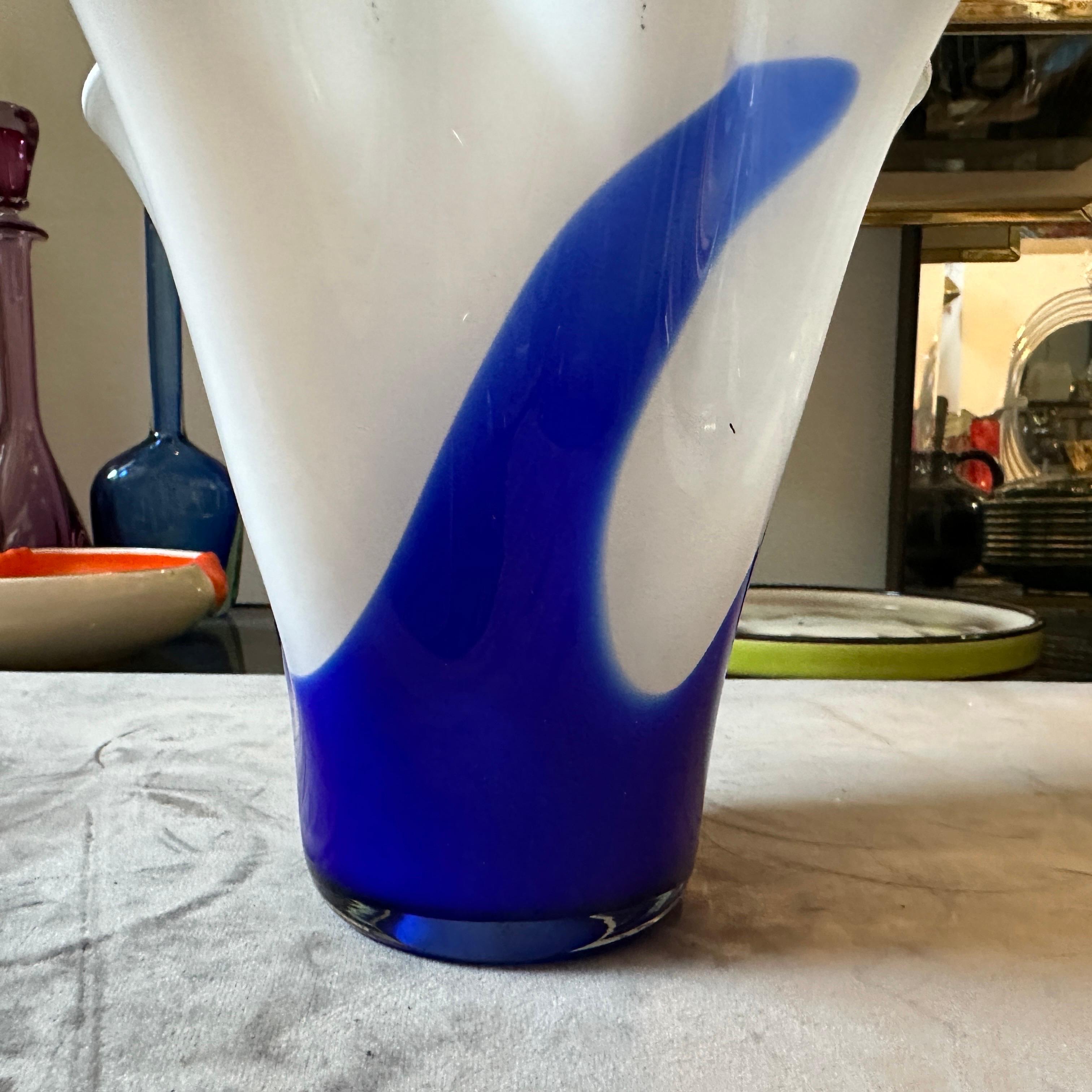 Italiano Vaso Fazzoletto in vetro di Murano bianco e blu in stile modernista di Venini degli anni '70