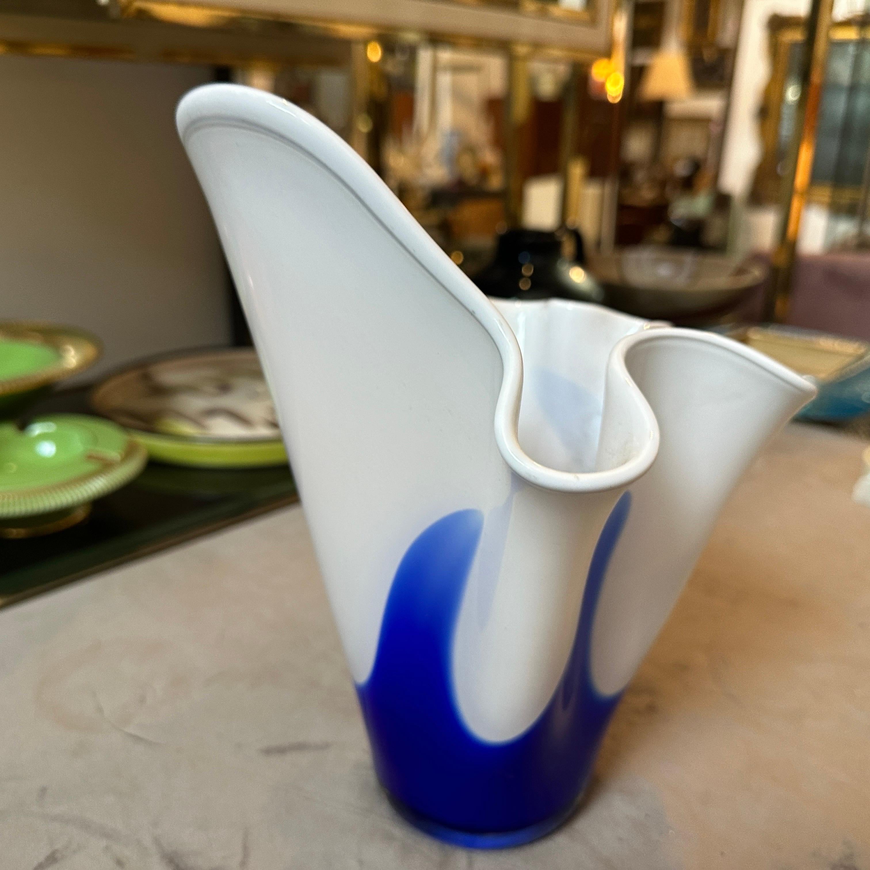 Fatto a mano Vaso Fazzoletto in vetro di Murano bianco e blu in stile modernista di Venini degli anni '70