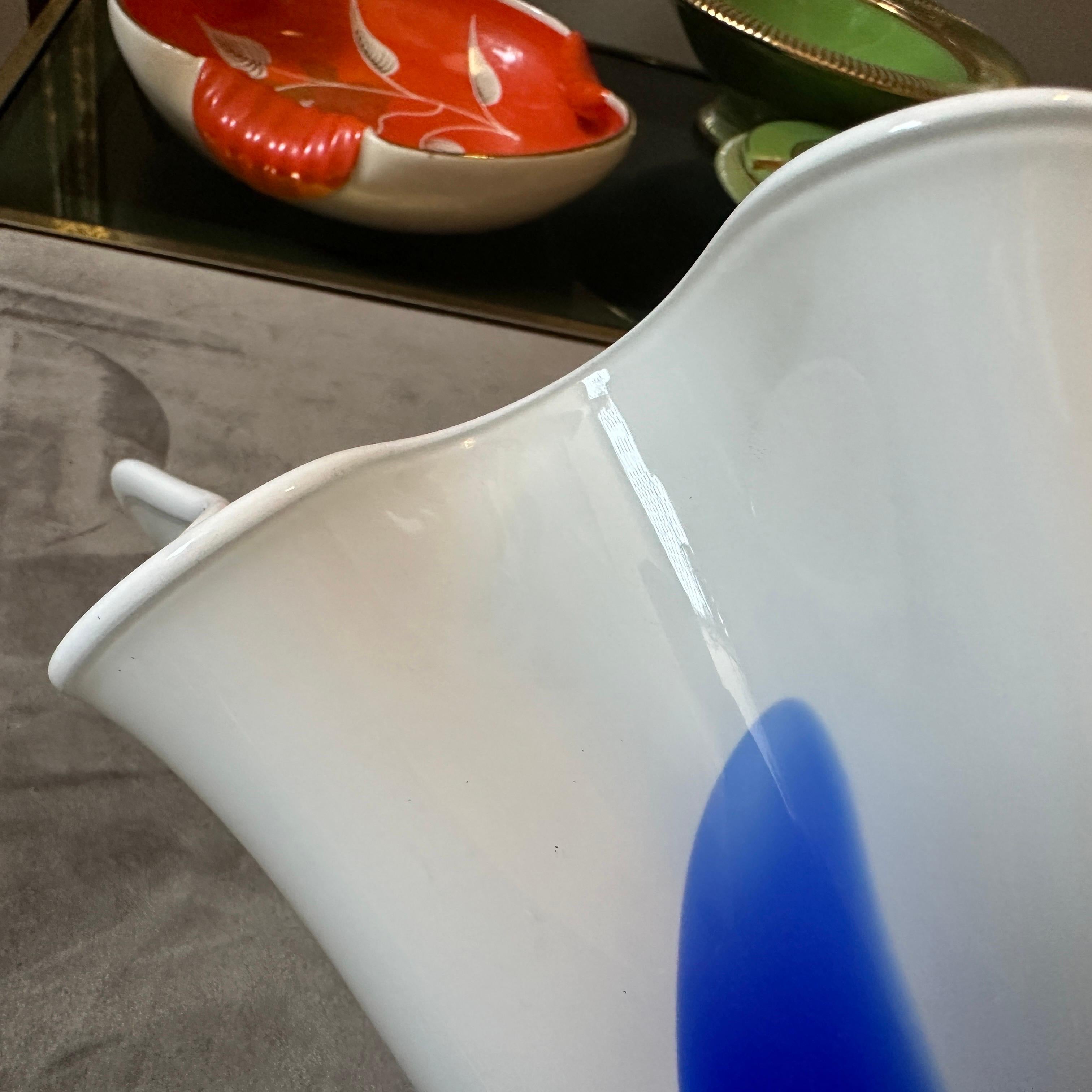 Vaso Fazzoletto in vetro di Murano bianco e blu in stile modernista di Venini degli anni '70 In condizioni buone a Aci Castello, IT