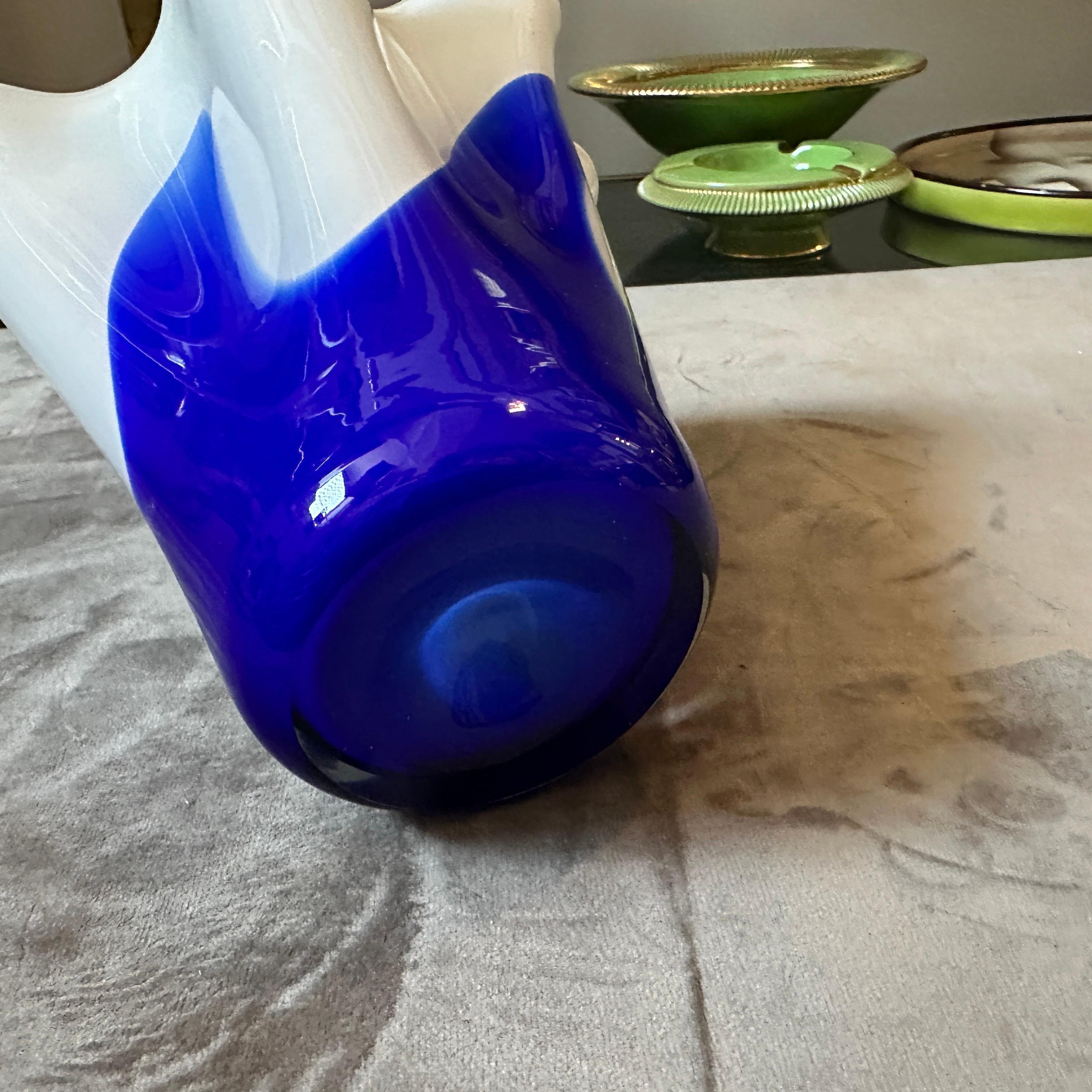 Vetro di Murano Vaso Fazzoletto in vetro di Murano bianco e blu in stile modernista di Venini degli anni '70