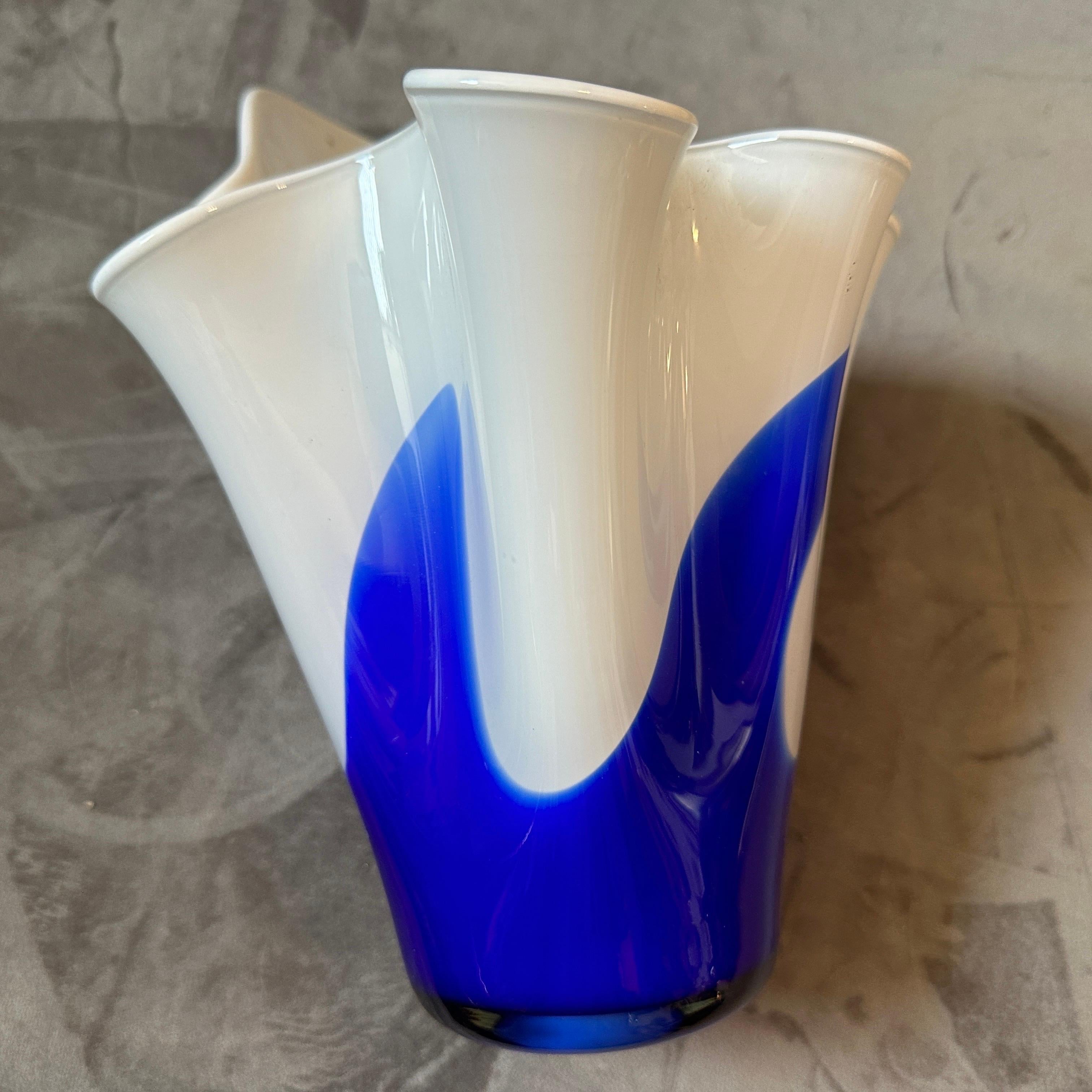 Vaso Fazzoletto in vetro di Murano bianco e blu in stile modernista di Venini degli anni '70 1