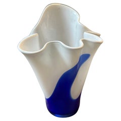 Vaso Fazzoletto in vetro di Murano bianco e blu in stile modernista di Venini degli anni '70