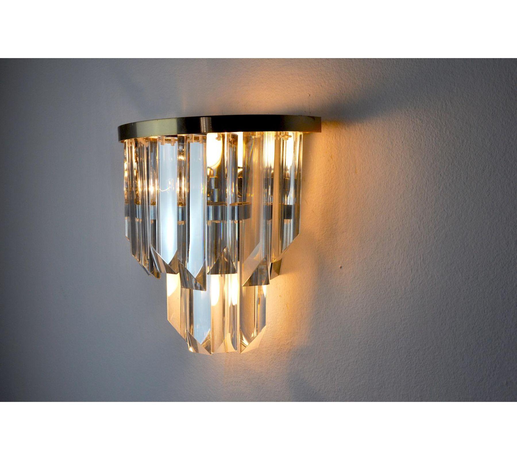 Very beautiful Venini wall lamp dating from the 70s. Cut glass and silver metal structure. Unique object that will illuminate and bring a real design touch to your interior. Electricity verified, mark of time relative to the age of the object. Easy
