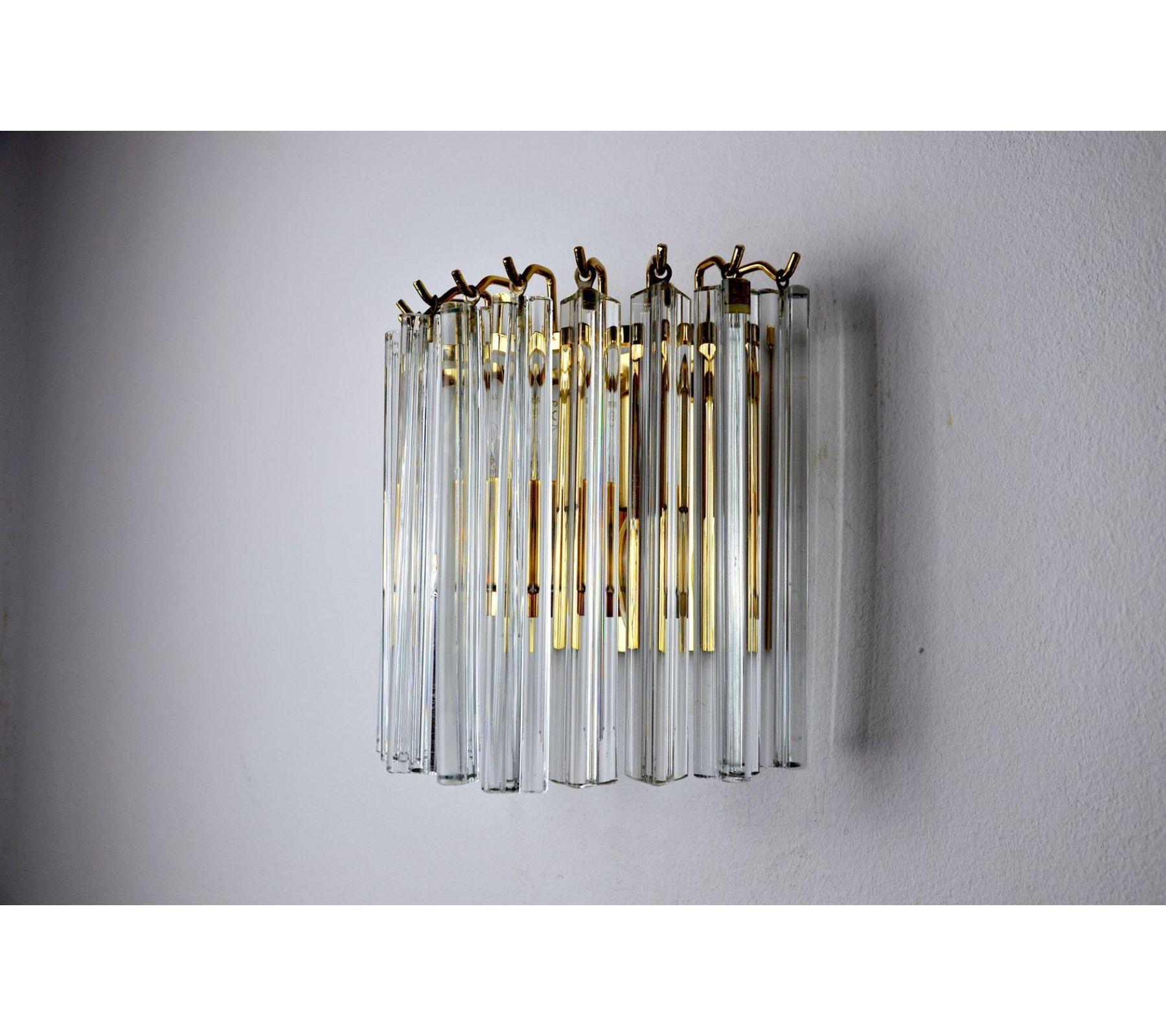 Very beautiful venini wall lamp dating from the 70s. Cut glass and gilded metal structure. Unique object that will illuminate and bring a real design touch to your interior. Electricity verified, mark of time relative to the age of the object. Easy