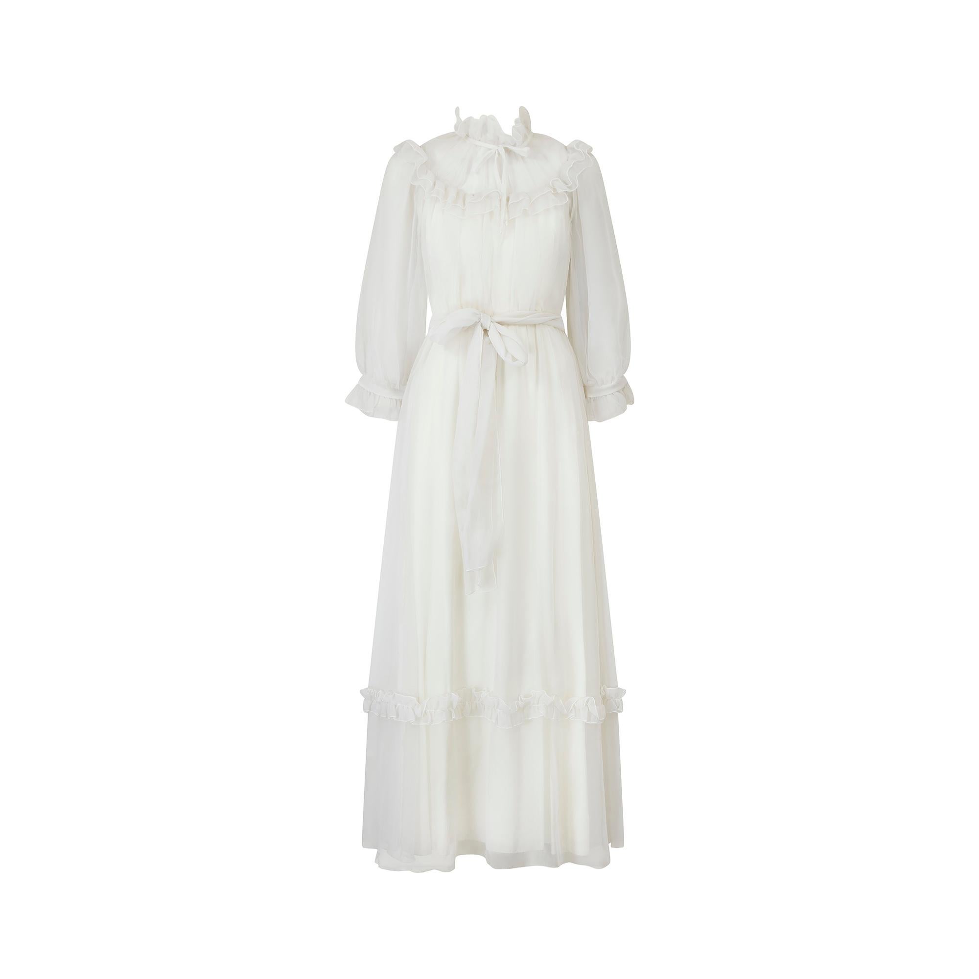 Dieses romantische Georgette-Brautkleid ist von Vera Mont, einem Designer für besondere Anlässe. Wir haben im Laufe der Jahre mehrere frühe Stücke dieses Designers erworben, und sie enttäuschen nie. Sie sind immer sehr gut verarbeitet, mit