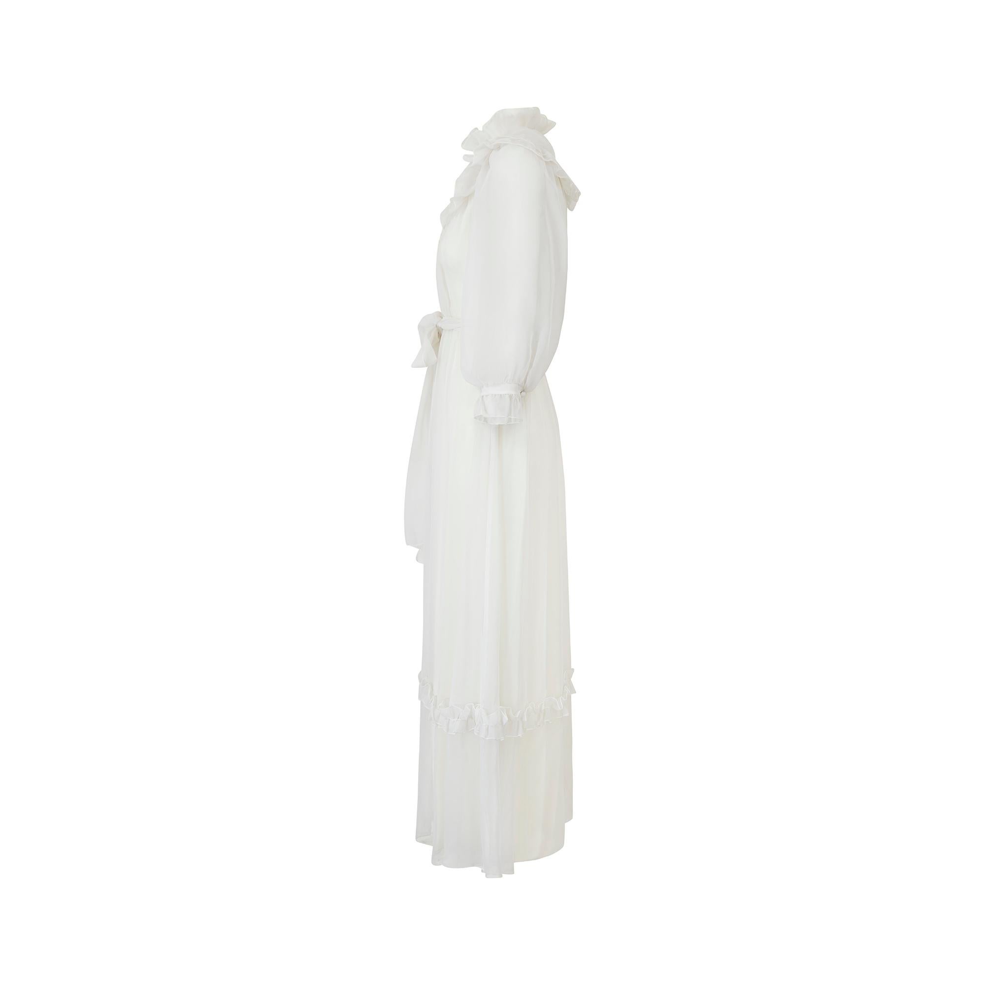 Gris Vera Mont - Robe longue en géorgette blanche des années 1970 en vente