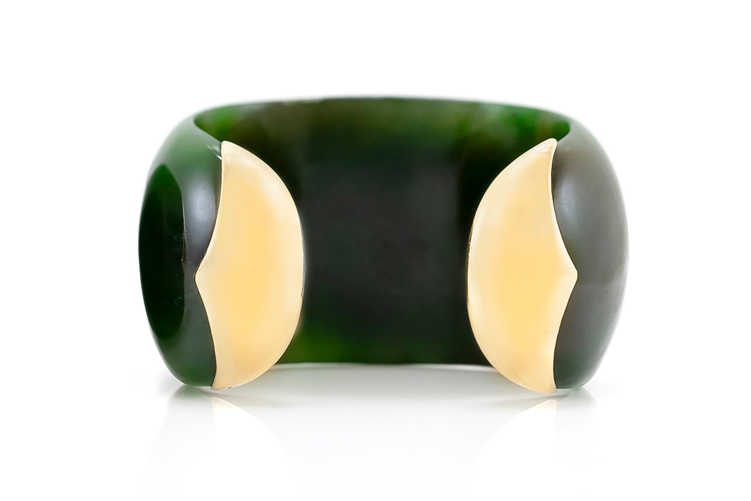 Manschettenarmbänder aus grüner Jade mit Malteserkreuz von Verdura im Zustand „Gut“ im Angebot in New York, NY