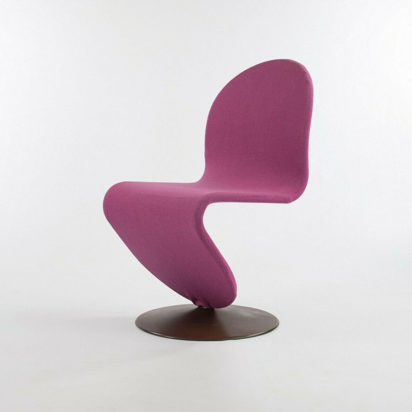 Listed for sale is an original 1-2-3 dining / side chair, designed by Verner Panton and produced by Fritz Hansen. This is a classic example of Panton's work. Condition overall is very good for seemingly original condition. If desired, the upholstery