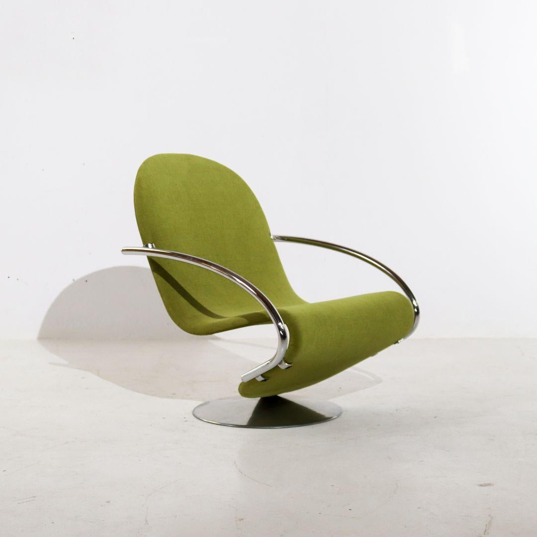 Swivel armchair by Verner Panton for Fritz Hansen from the 1970s. This is the low version with chromed metal armrests (Model E) and a brushed aluminum base. The '1-2-3 System' armchair has been reupholstered with a green soft woven chenille fabric