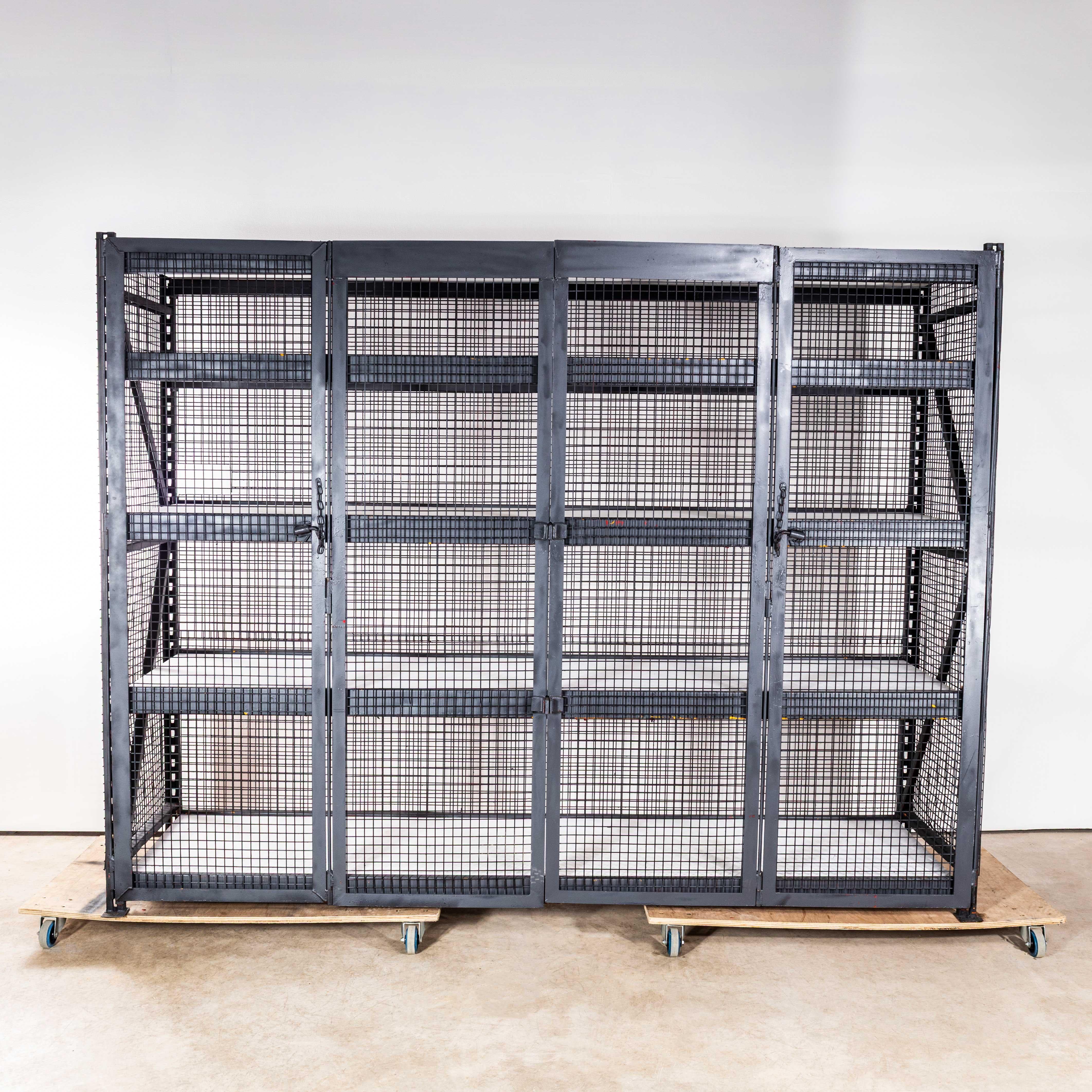 Armadio industriale a gabbia molto pesante degli anni '70. 
We the Beast è un enorme e pesantissimo armadio industriale utilizzato per riporre in modo sicuro gli attrezzi. Le due grandi porte si piegano come mostrato e possono essere chiuse con dei