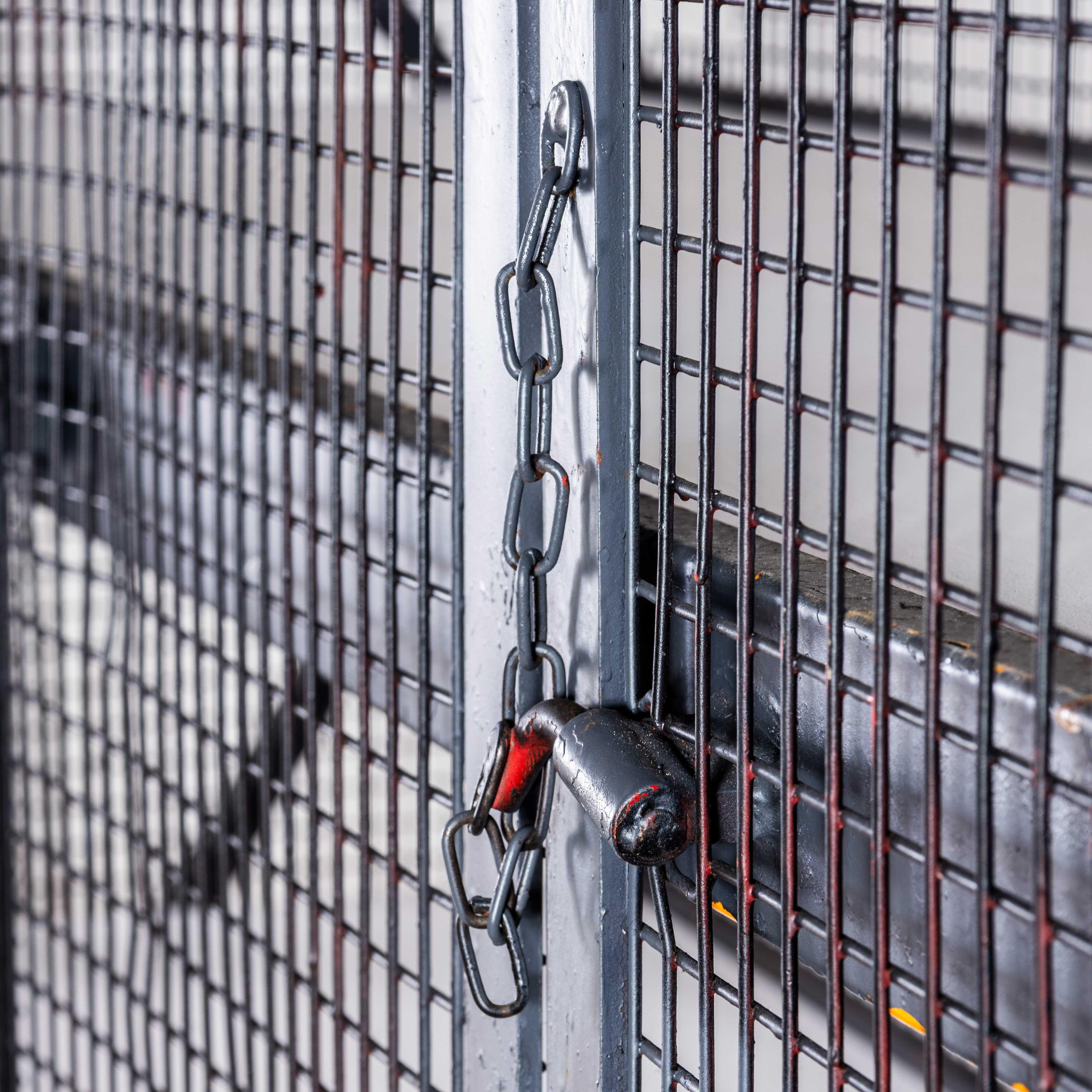 Inglese Armadio industriale a gabbia molto pesante degli anni '70 in vendita