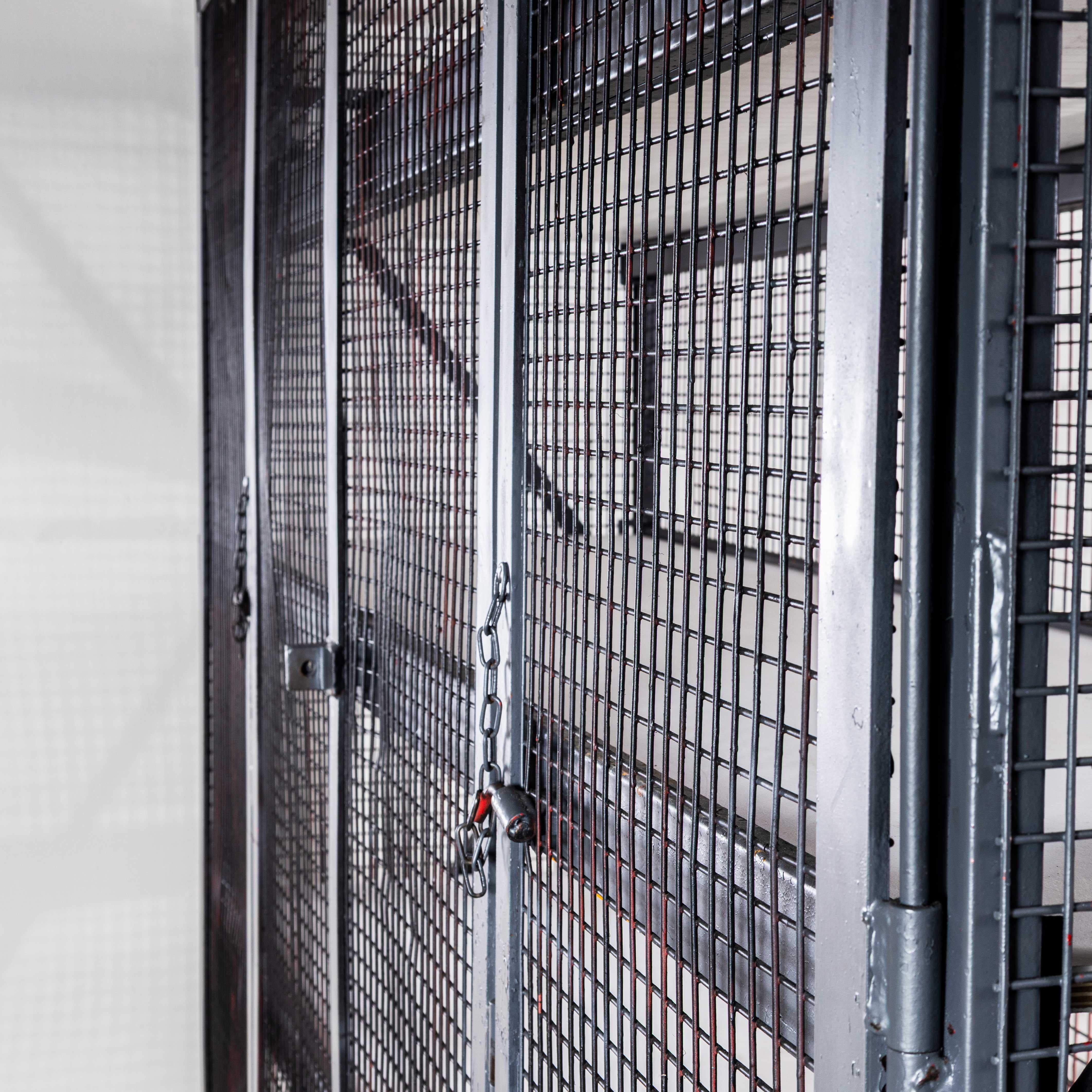 Armadio industriale a gabbia molto pesante degli anni '70 in vendita 1