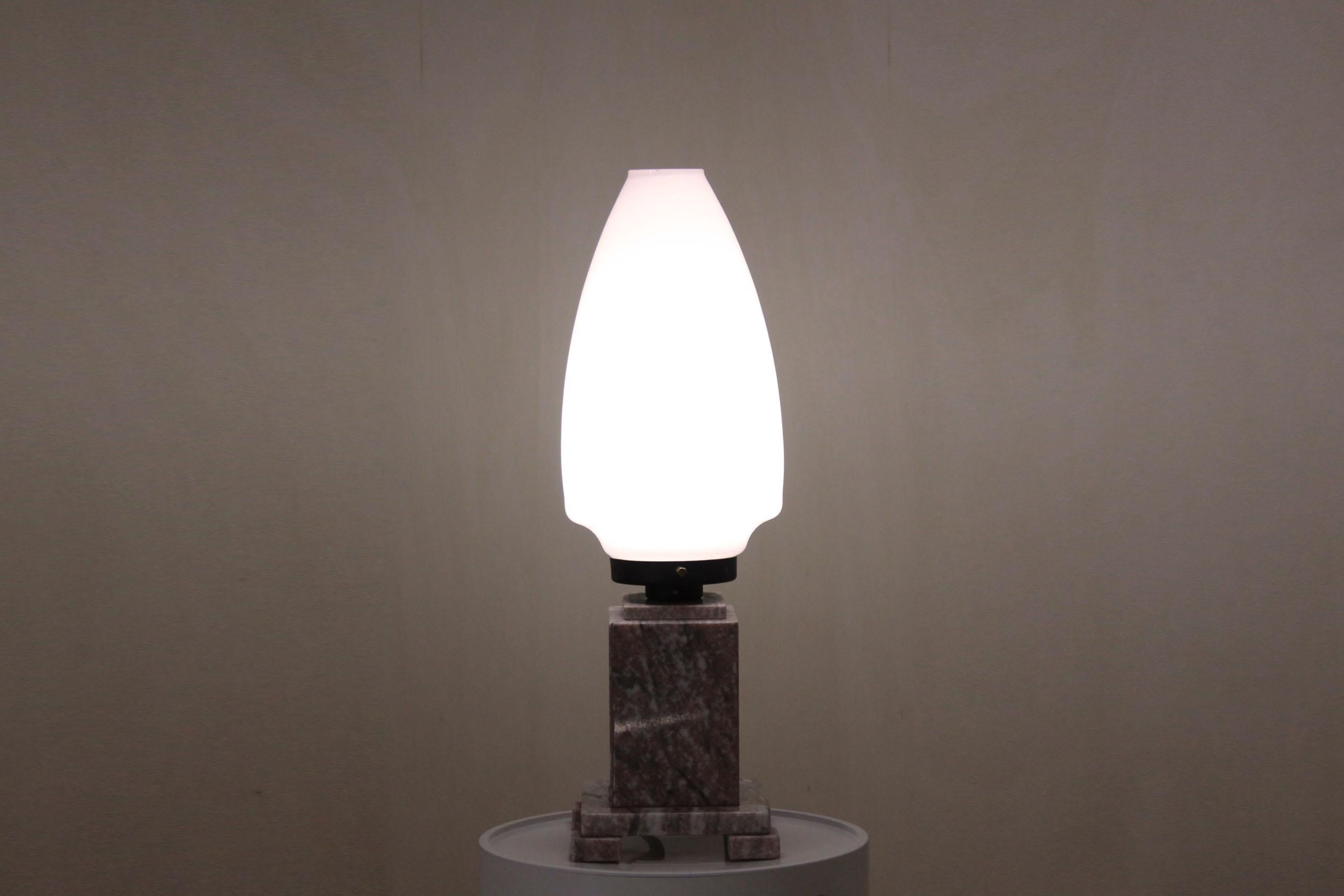 A 1970s table lamp composed by a pink marble base and 