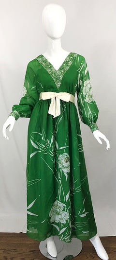 1970 Victoria Royal Vestido de gasa con lentejuelas florales abstractas en verde kelly y blanco