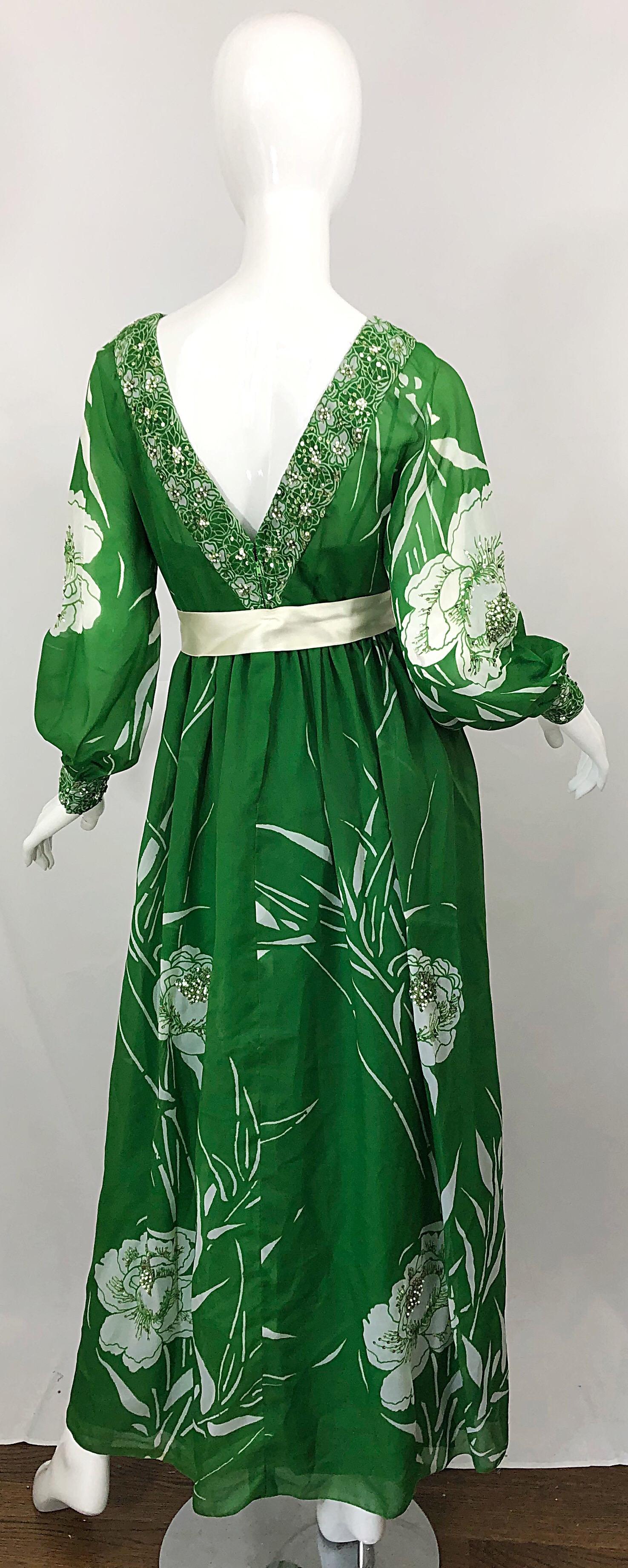 Vert Victoria Royal - Robe fleurie en mousseline vert prairie et blanche ornée de sequins, années 1970 en vente