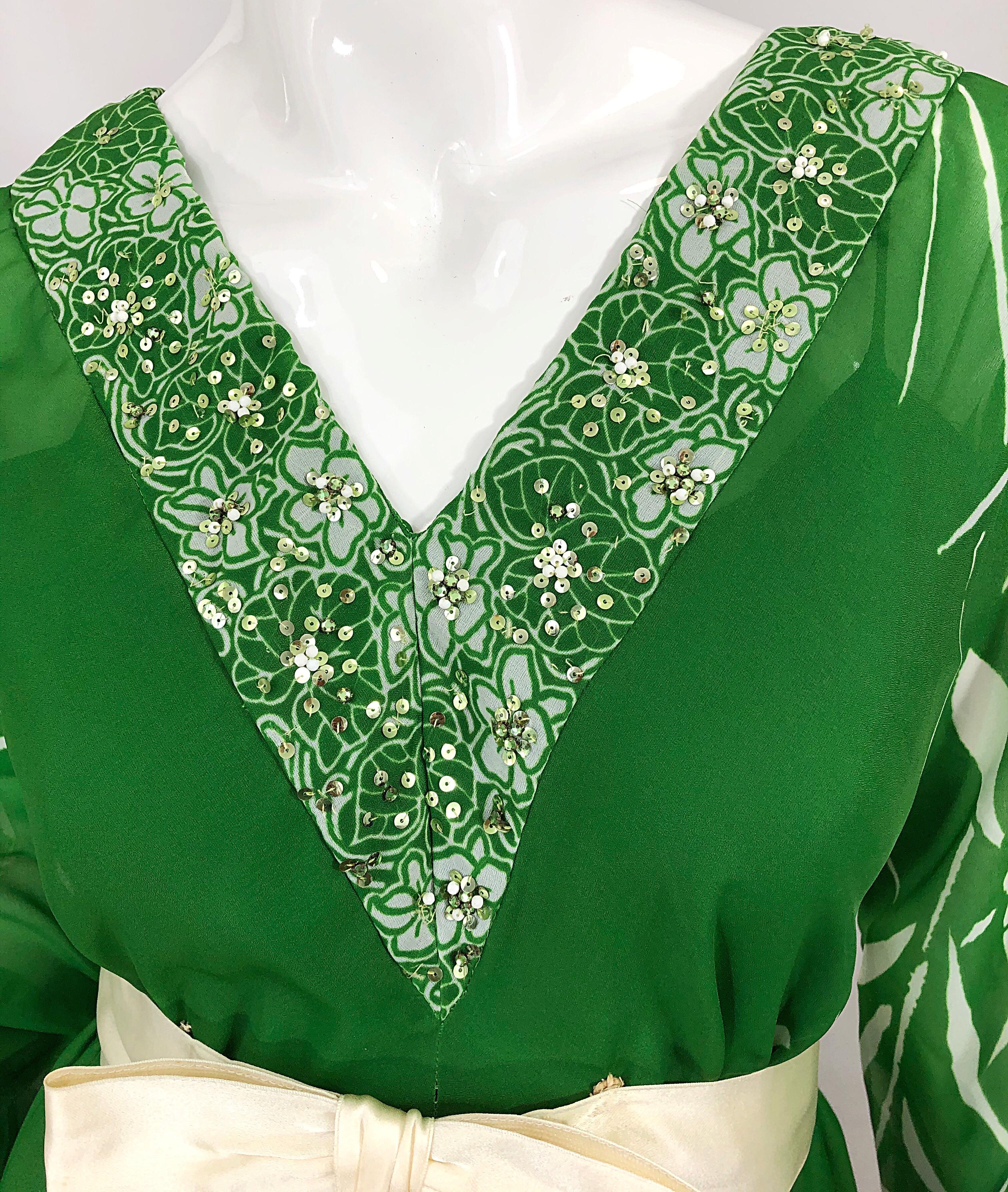 Victoria Royal - Robe fleurie en mousseline vert prairie et blanche ornée de sequins, années 1970 Excellent état - En vente à San Diego, CA