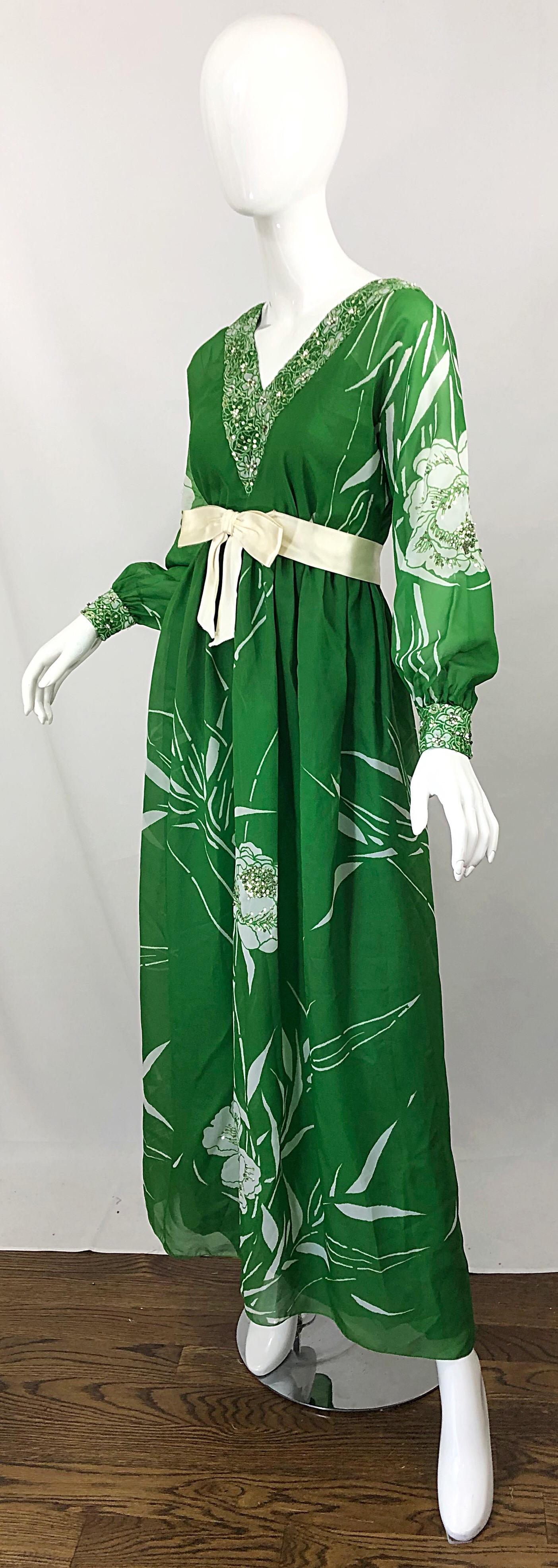 Victoria Royal - Robe fleurie en mousseline vert prairie et blanche ornée de sequins, années 1970 Pour femmes en vente