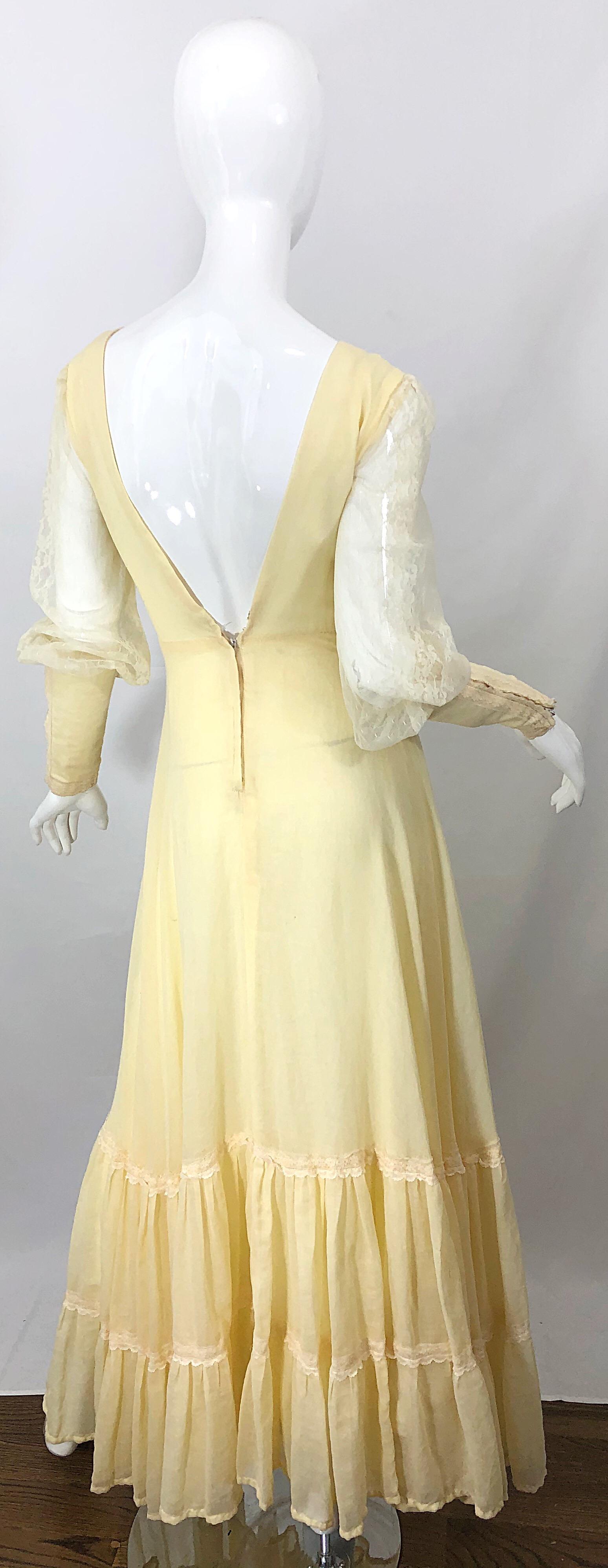 Beige Robe longue champêtre d'inspiration victorienne en voile de coton et dentelle jaune pâle, années 1970 en vente